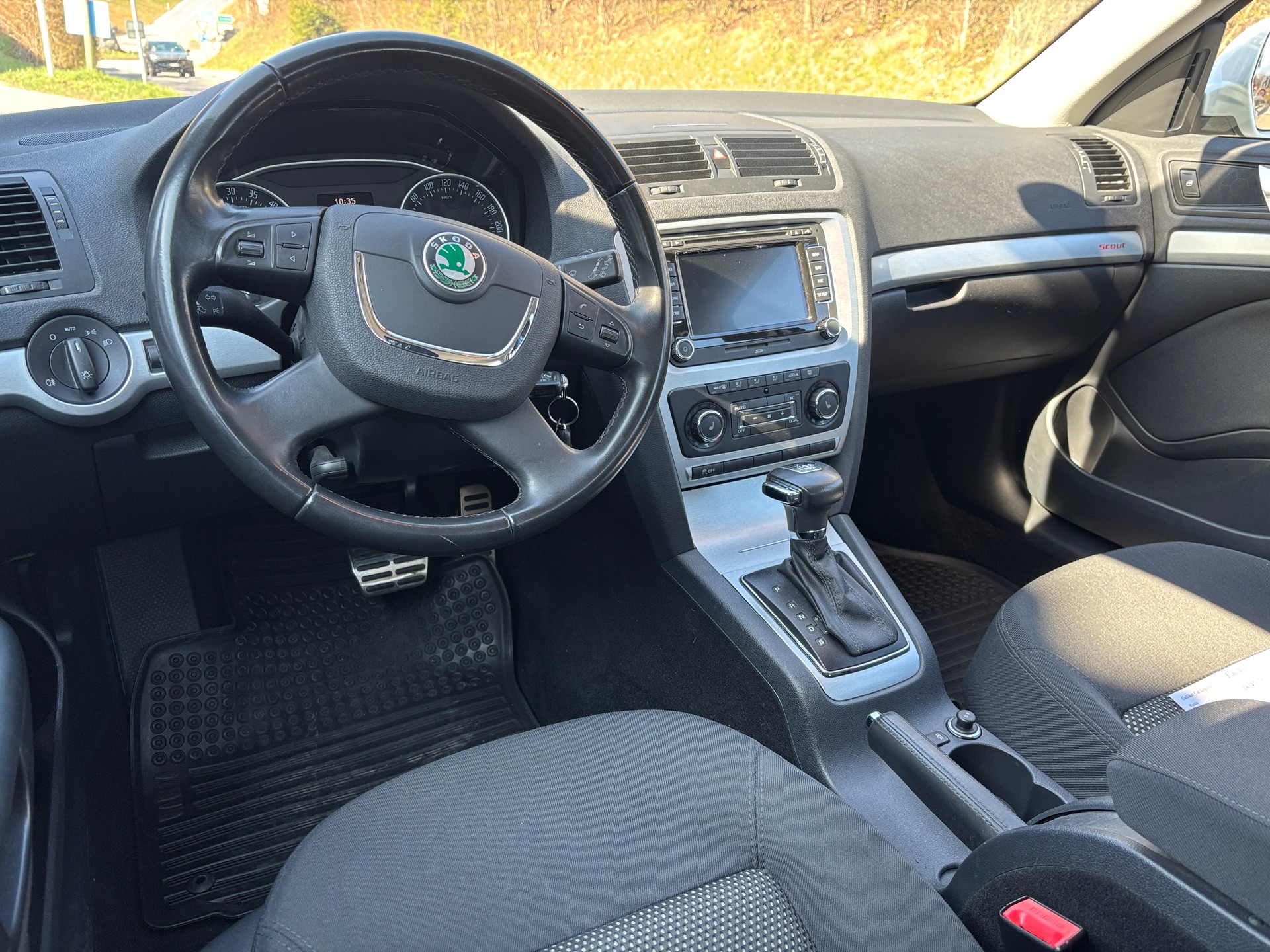 SKODA Octavia Combi 2.0 TDI Scout 4x4 DSG-image-8
