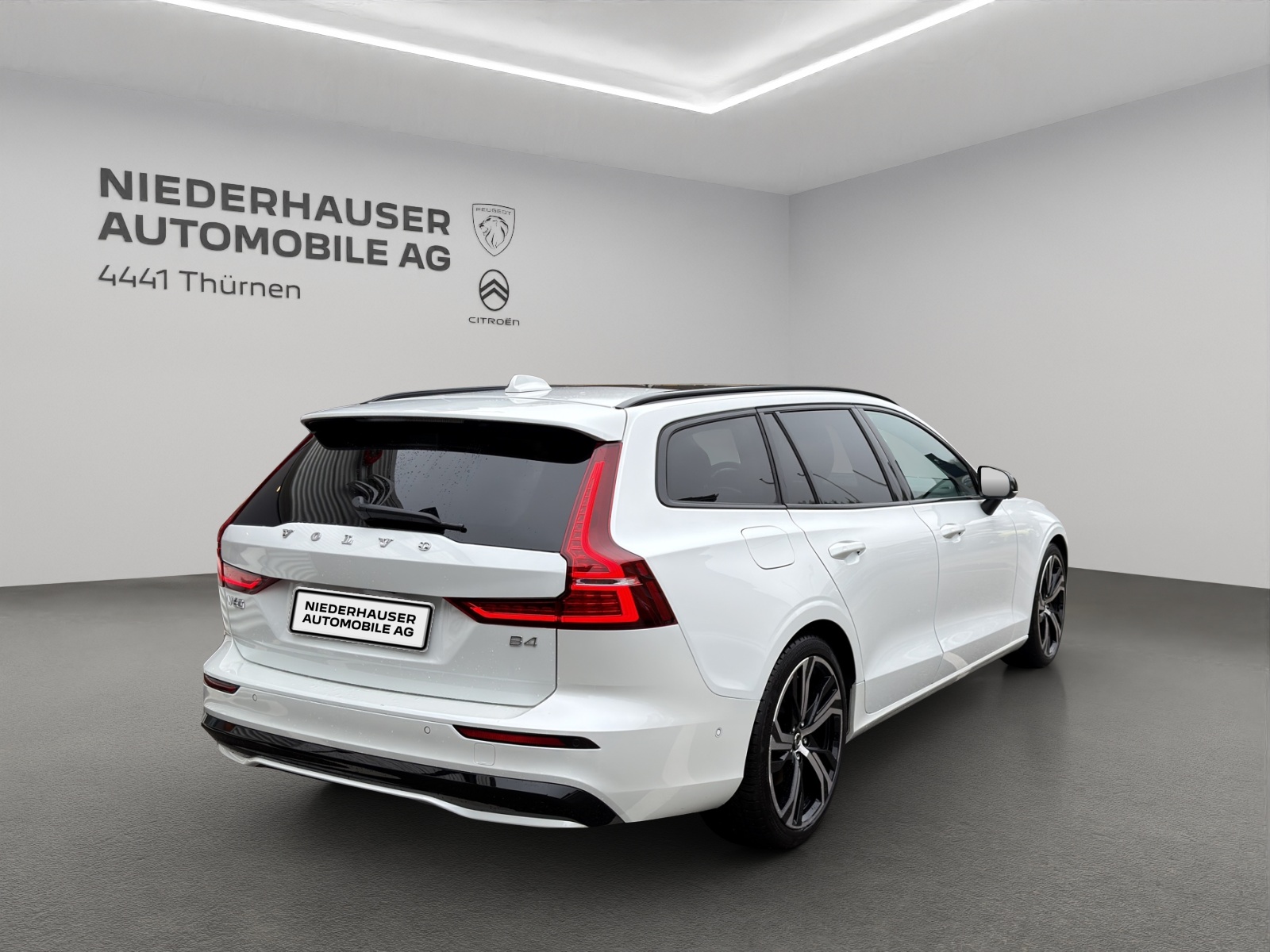 VOLVO V60 2.0 B4 Ultimate Dark-image-2