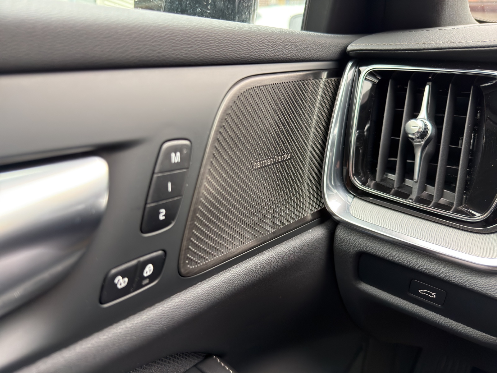VOLVO V60 2.0 B4 Ultimate Dark-image-10
