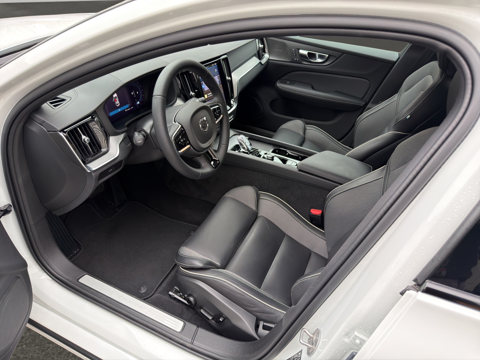 VOLVO V60 2.0 B4 Ultimate Dark-image-3