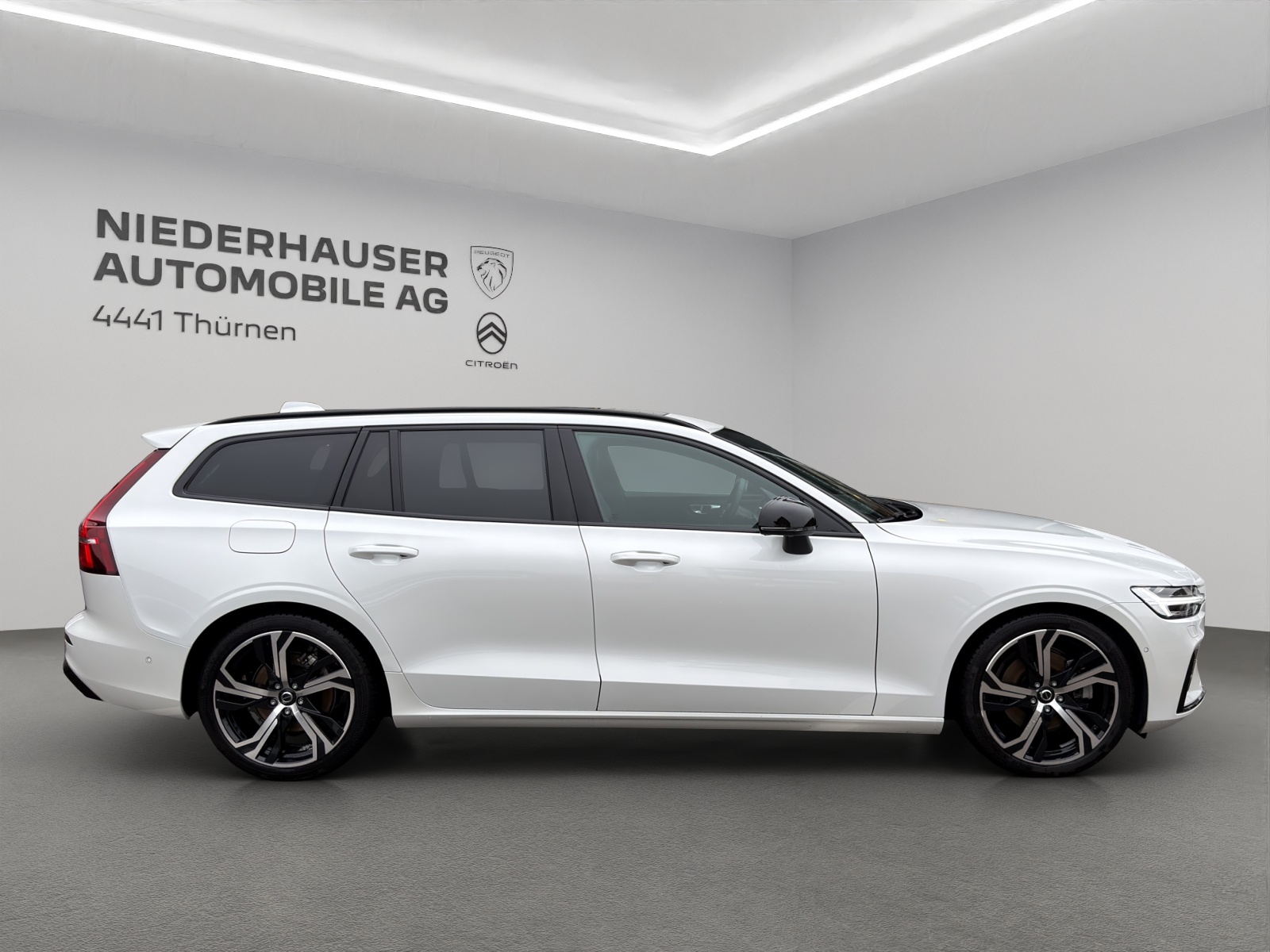 VOLVO V60 2.0 B4 Ultimate Dark-image-1