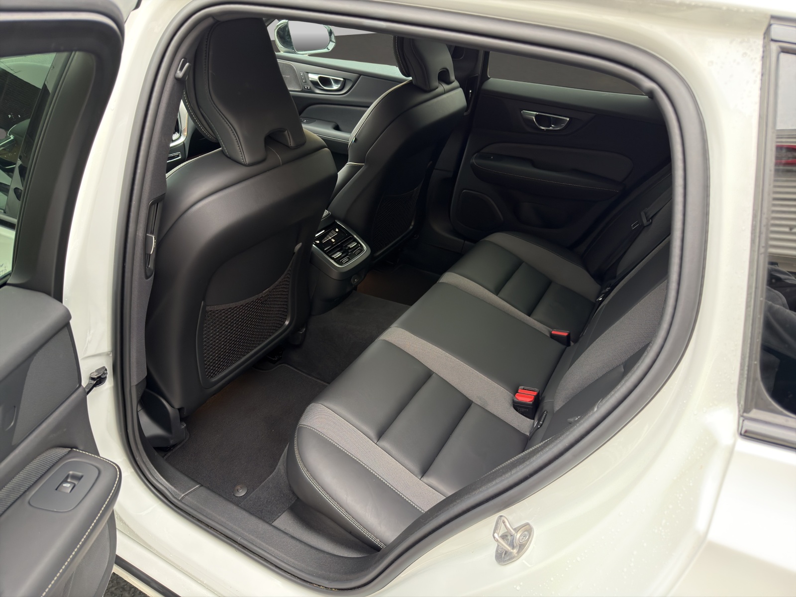 VOLVO V60 2.0 B4 Ultimate Dark-image-4
