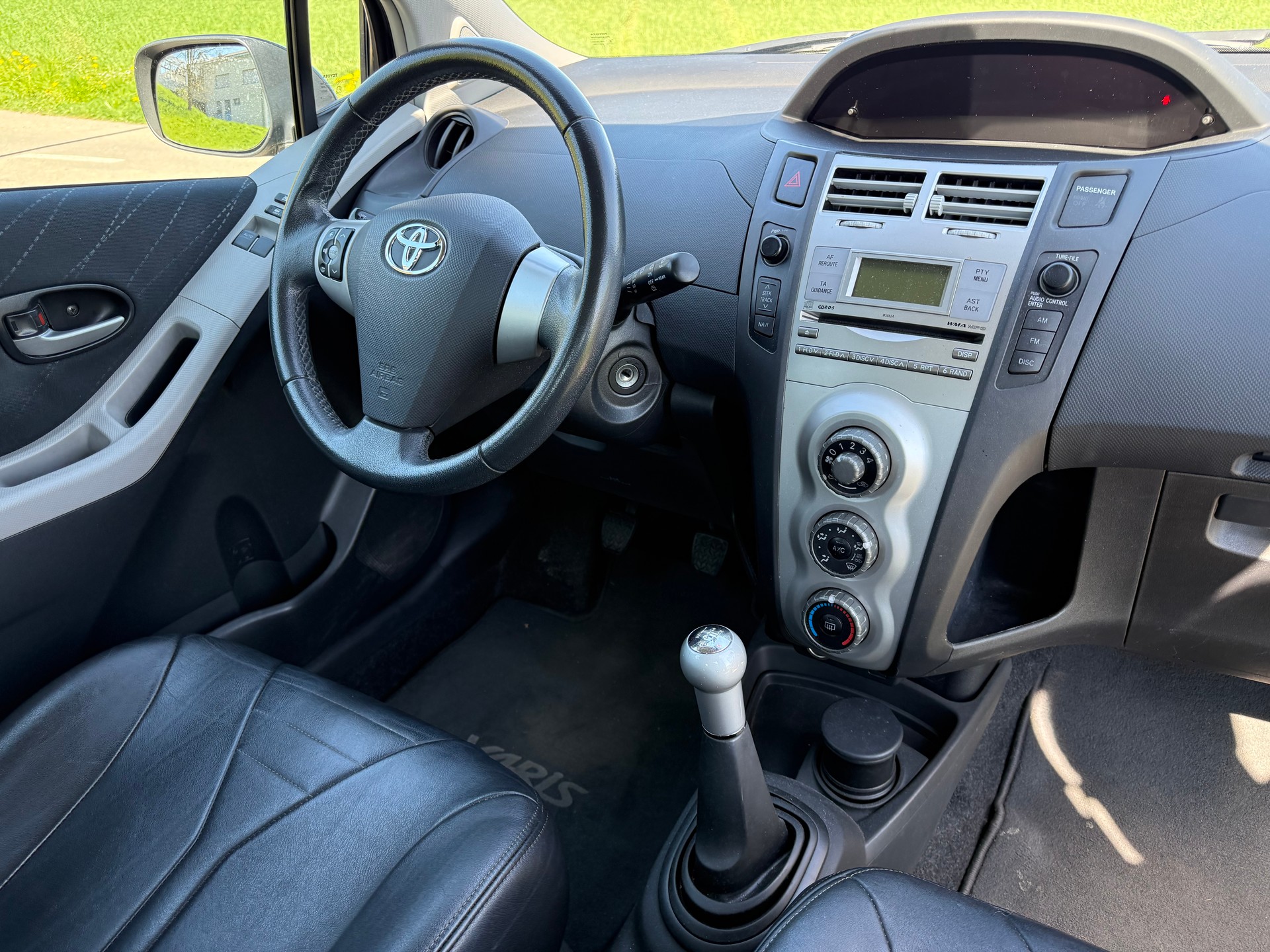 TOYOTA Yaris 1.3 Linea Sol-image-4