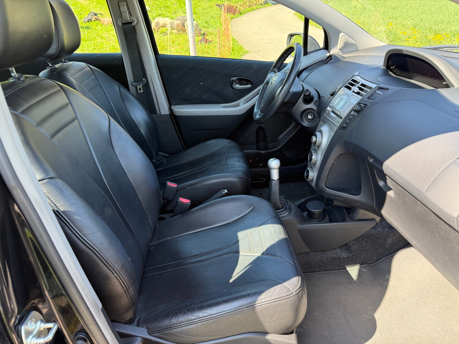 TOYOTA Yaris 1.3 Linea Sol-image-5