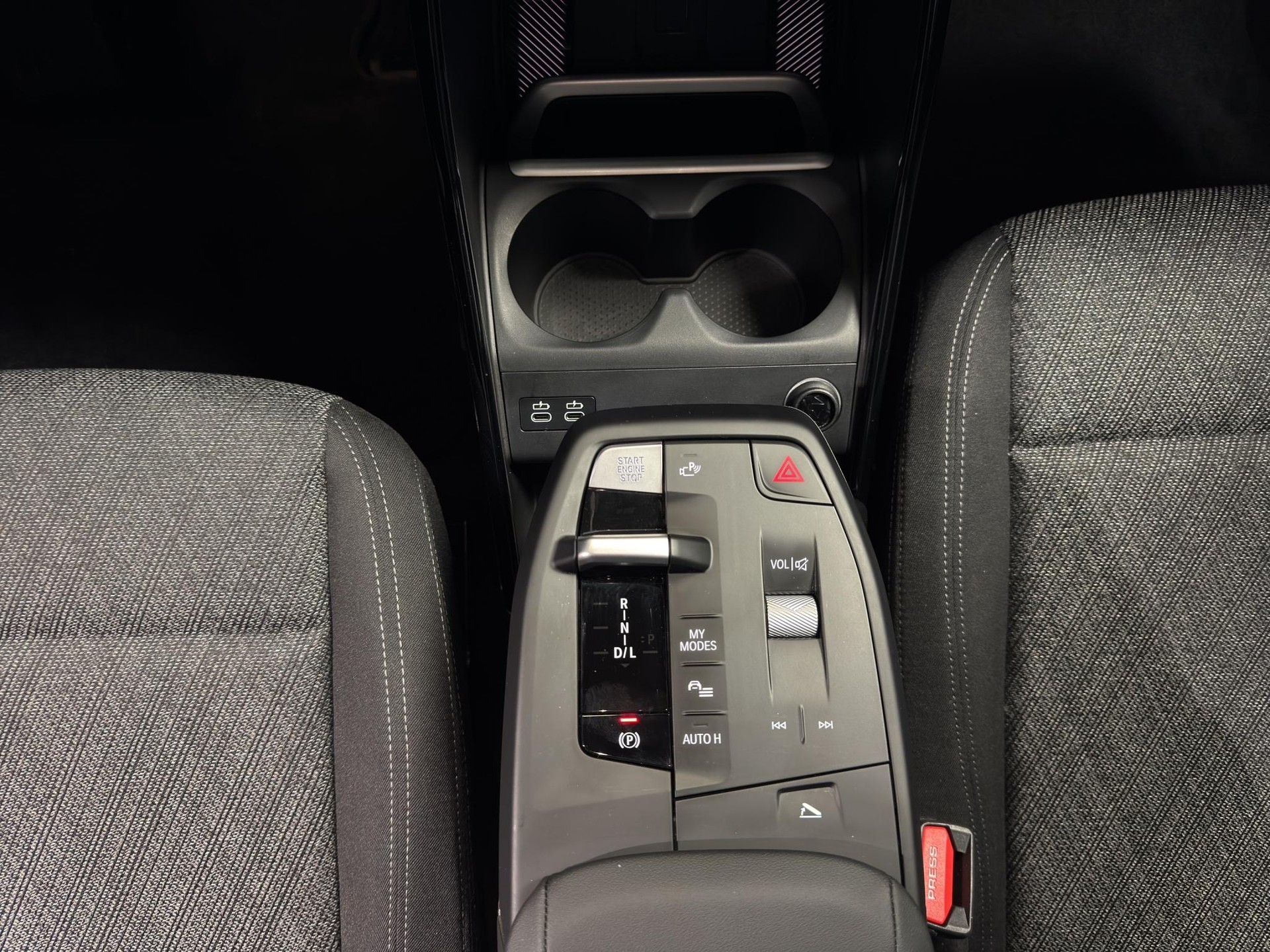 BMW 218d Active Tourer-image-8