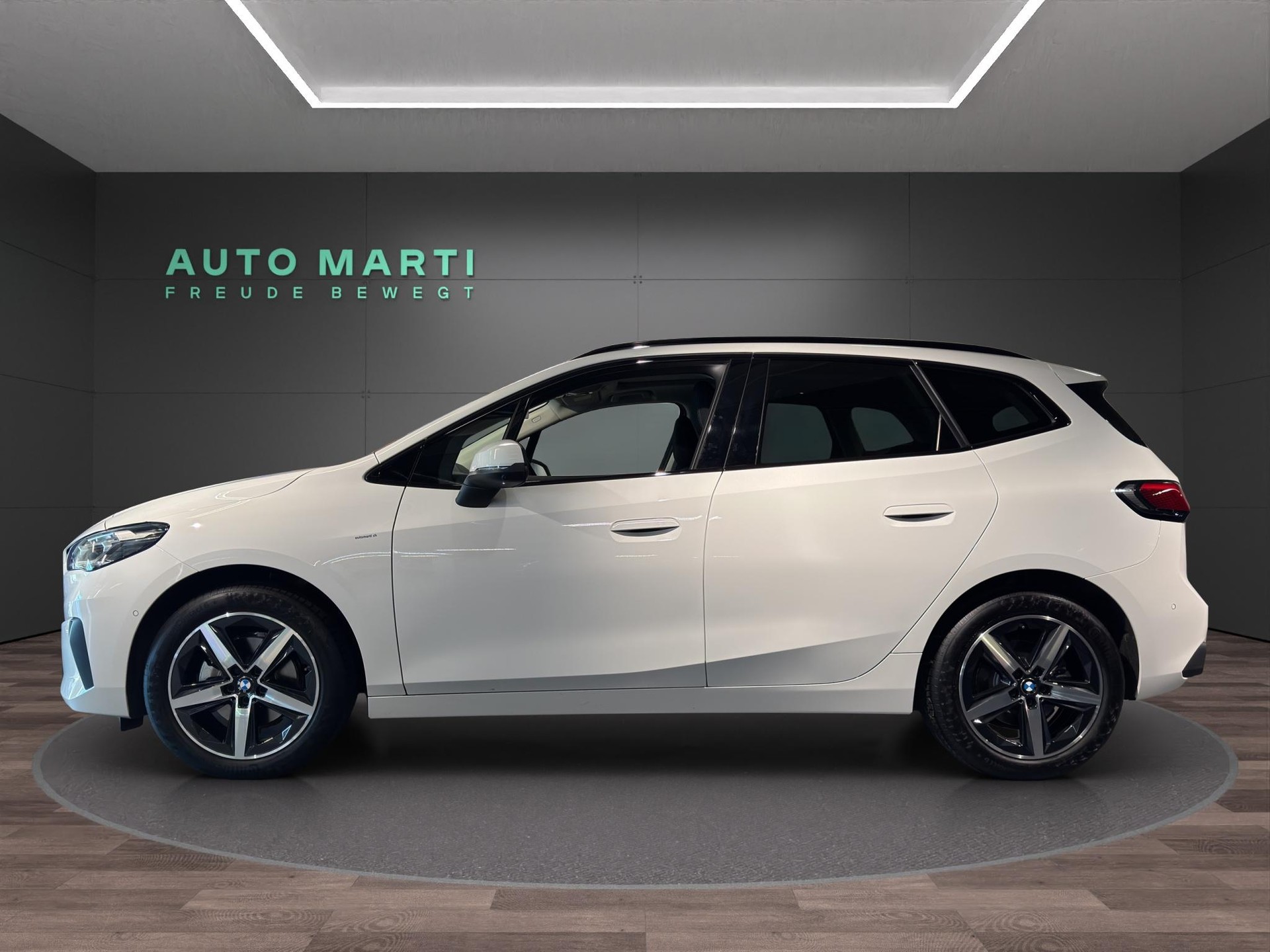 BMW 218d Active Tourer-image-1
