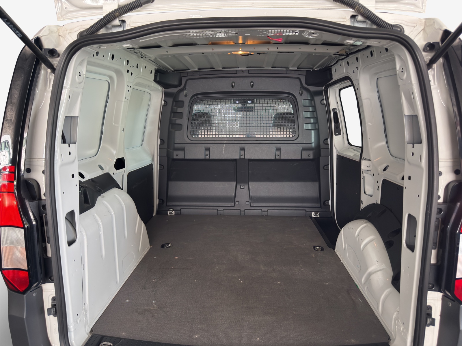 VW Caddy Cargo 2.0TDI-image-11