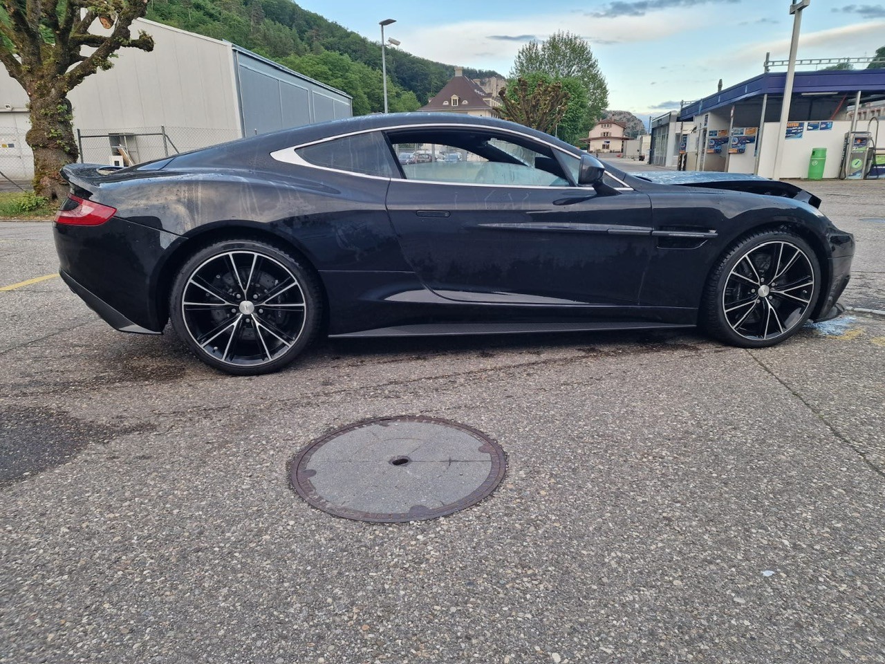 ASTON MARTIN V12 Vanquish-image-3