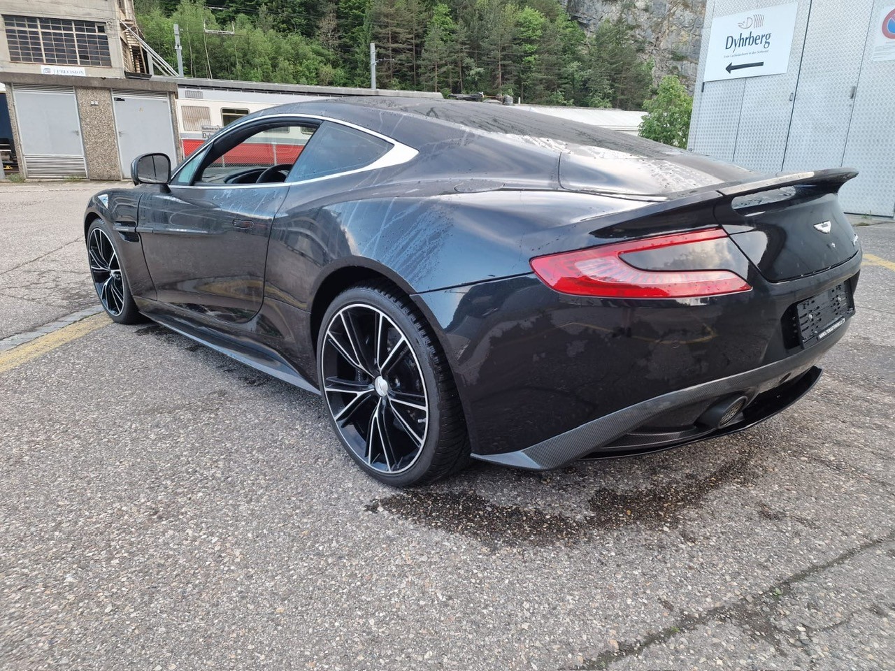 ASTON MARTIN V12 Vanquish-image-6