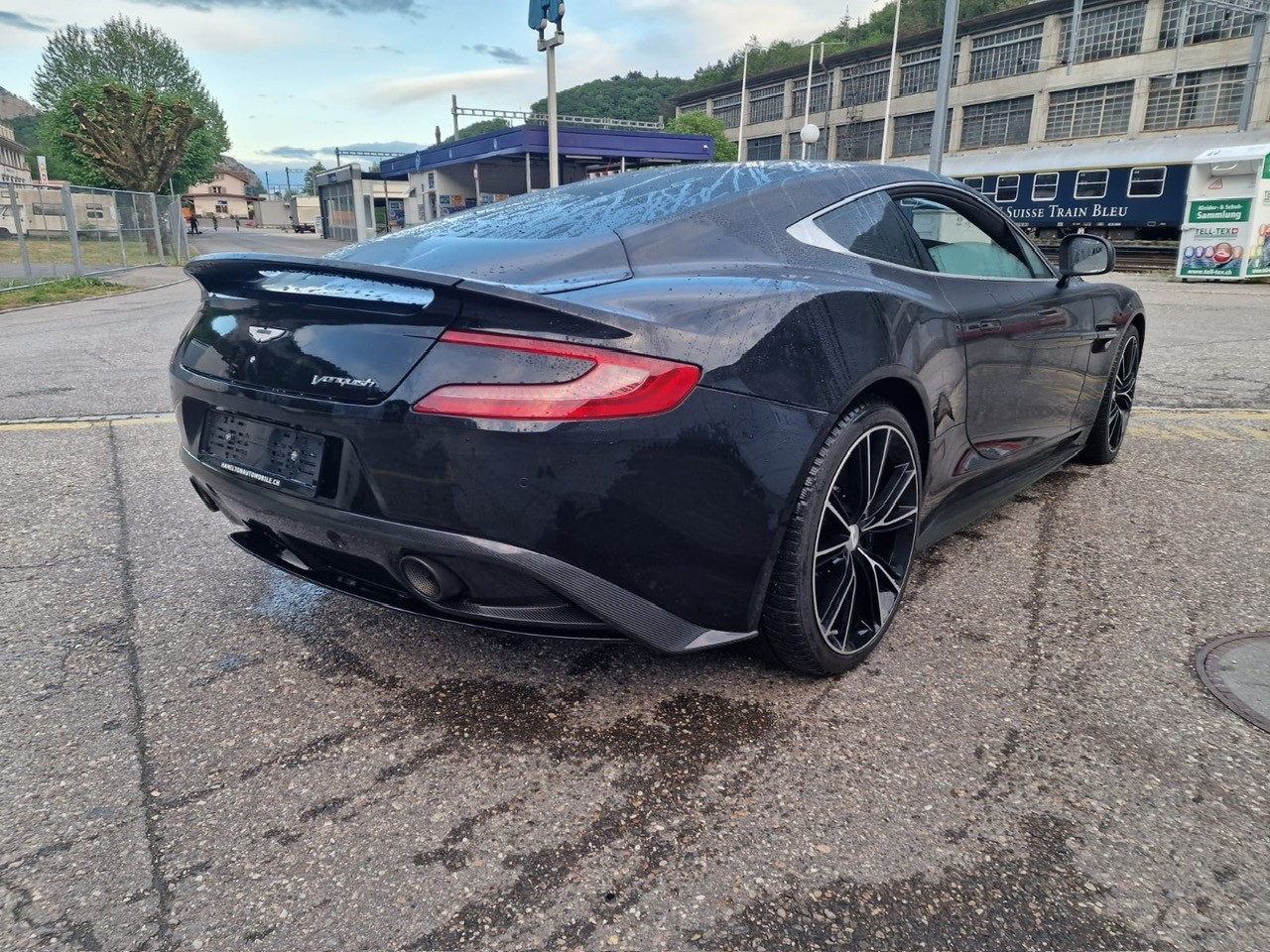 ASTON MARTIN V12 Vanquish-image-1