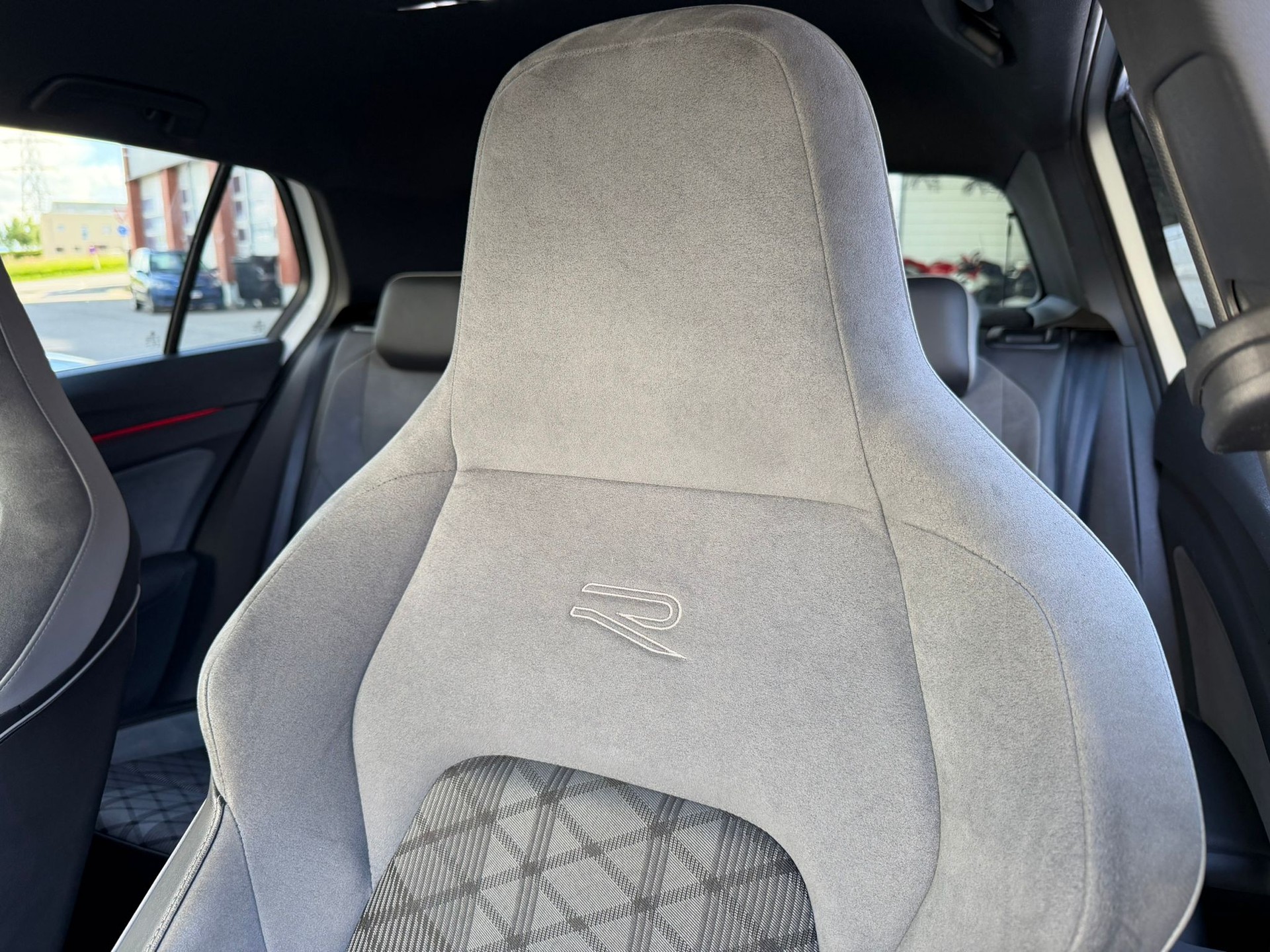 VW Golf 1.5 eTSI mHEV ACT R-Line DSG-image-8