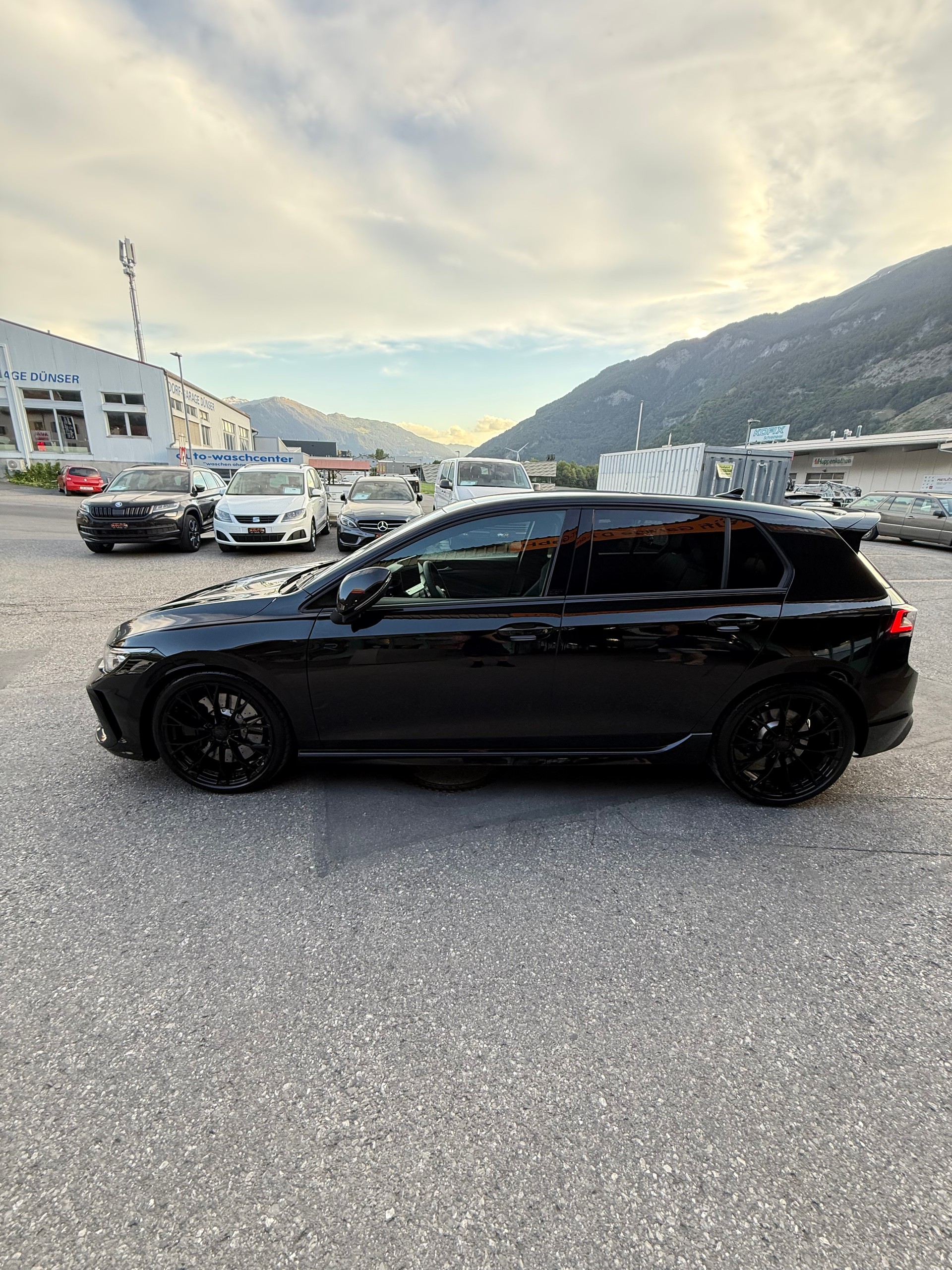 VW 2.0 TSI R Black Edition DSG 4motion-image-1