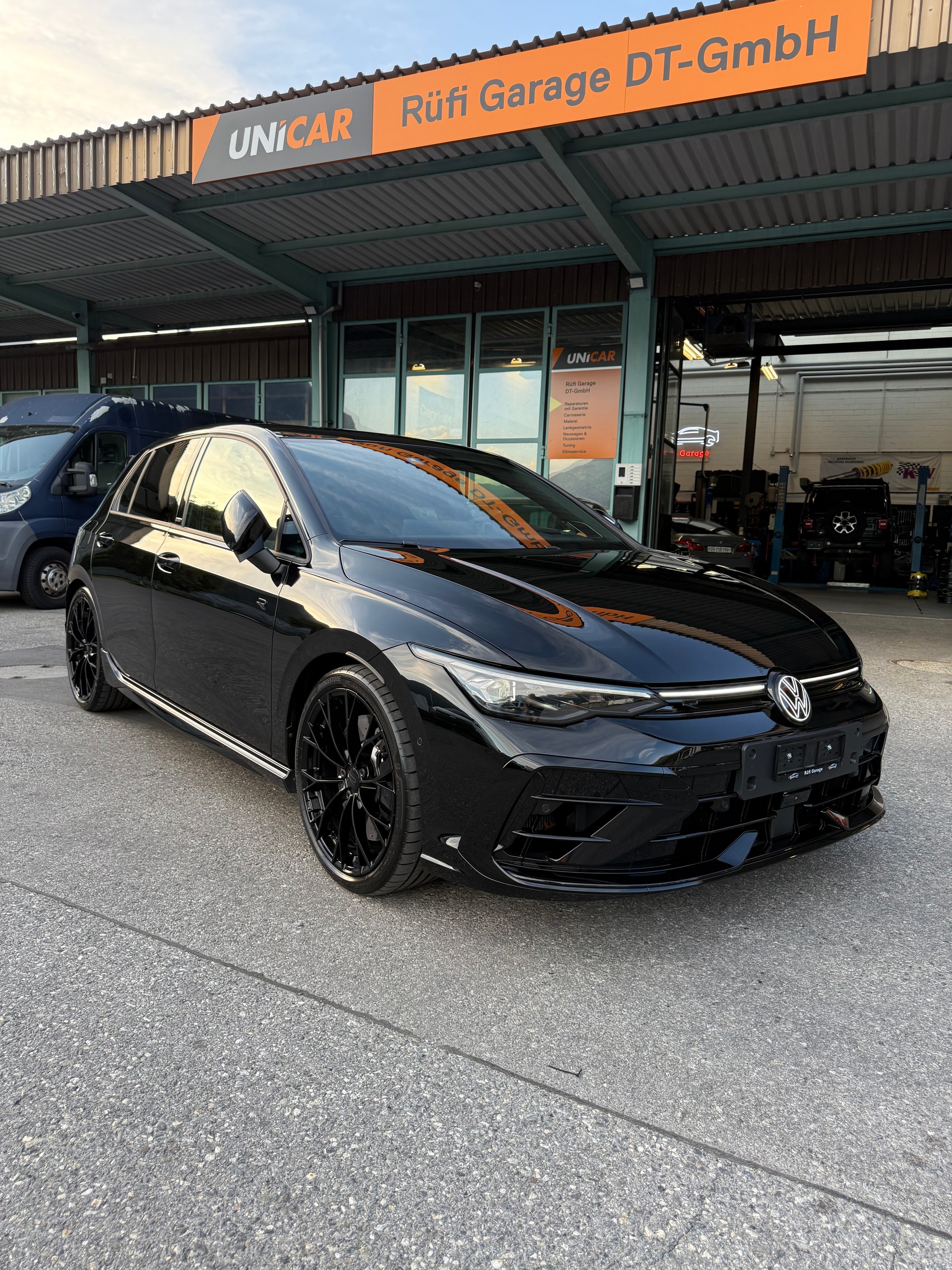 VW 2.0 TSI R Black Edition DSG 4motion-image-0