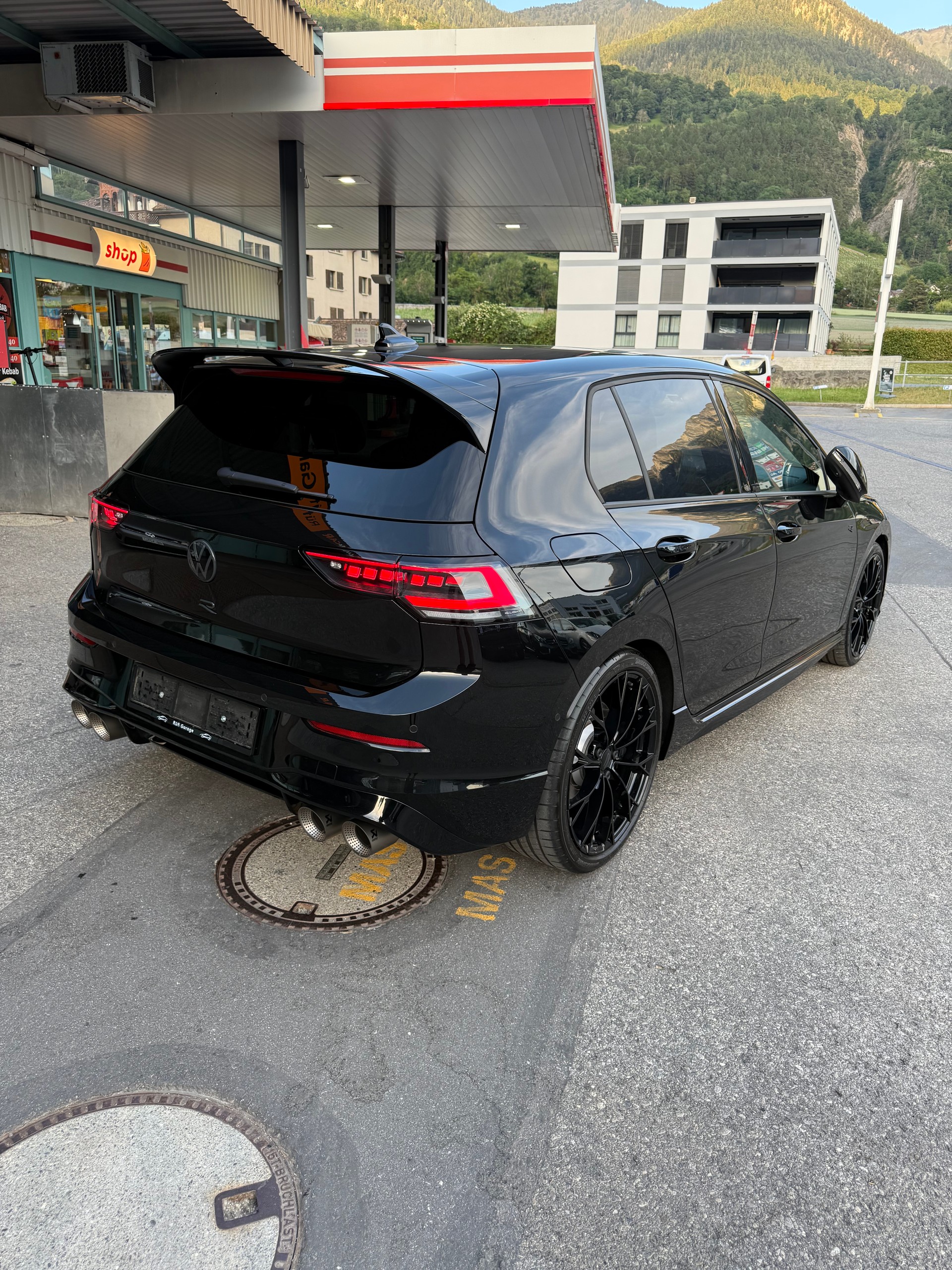 VW 2.0 TSI R Black Edition DSG 4motion-image-3
