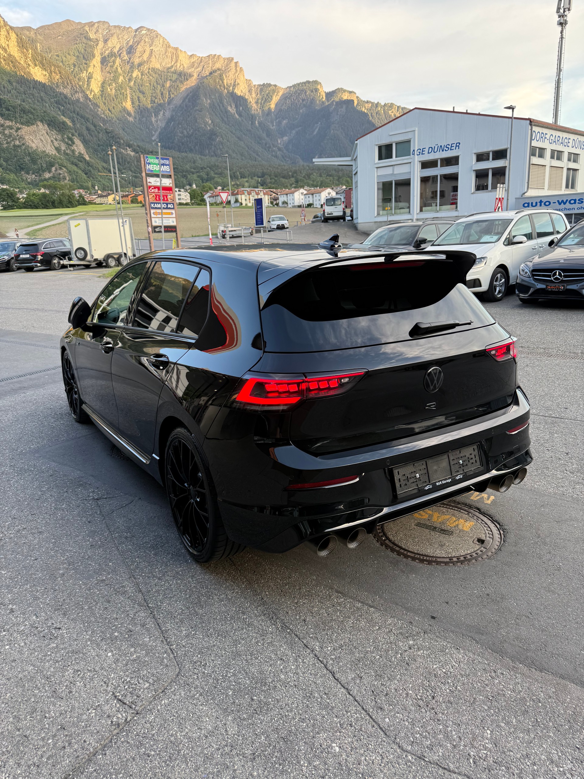 VW 2.0 TSI R Black Edition DSG 4motion-image-2