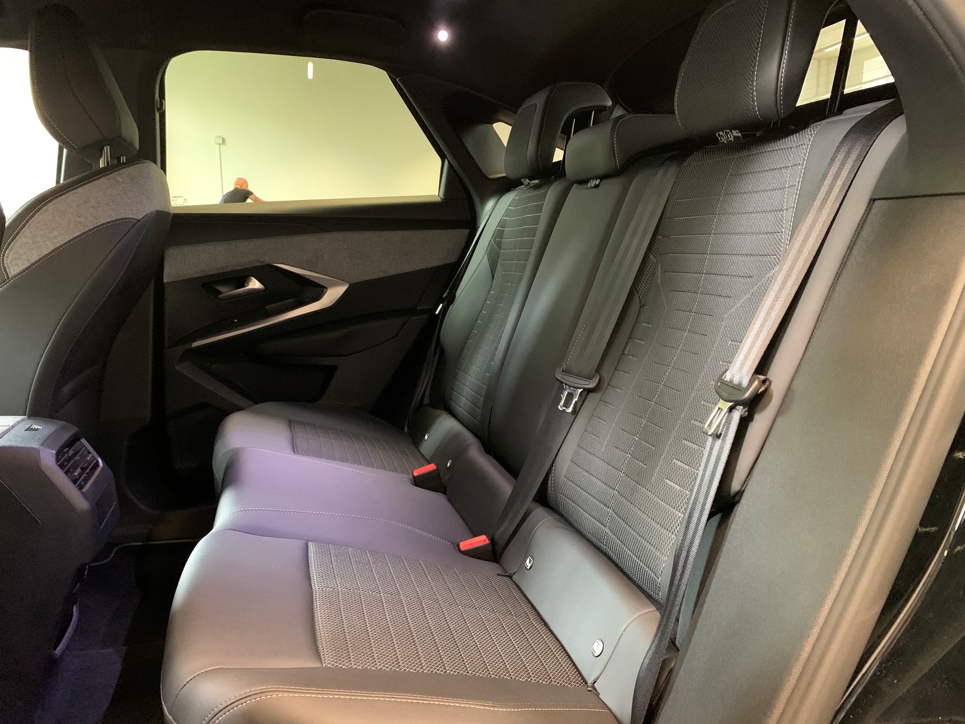PEUGEOT 3008 145 e-DSC6 Hybrid Allure-image-9