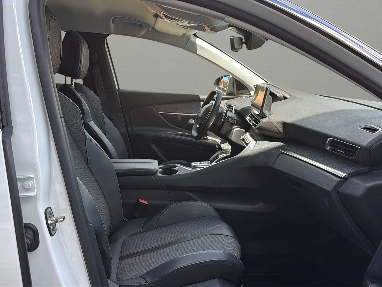PEUGEOT 3008 225e Hybrid2 Allure Pack EAT8-image-14