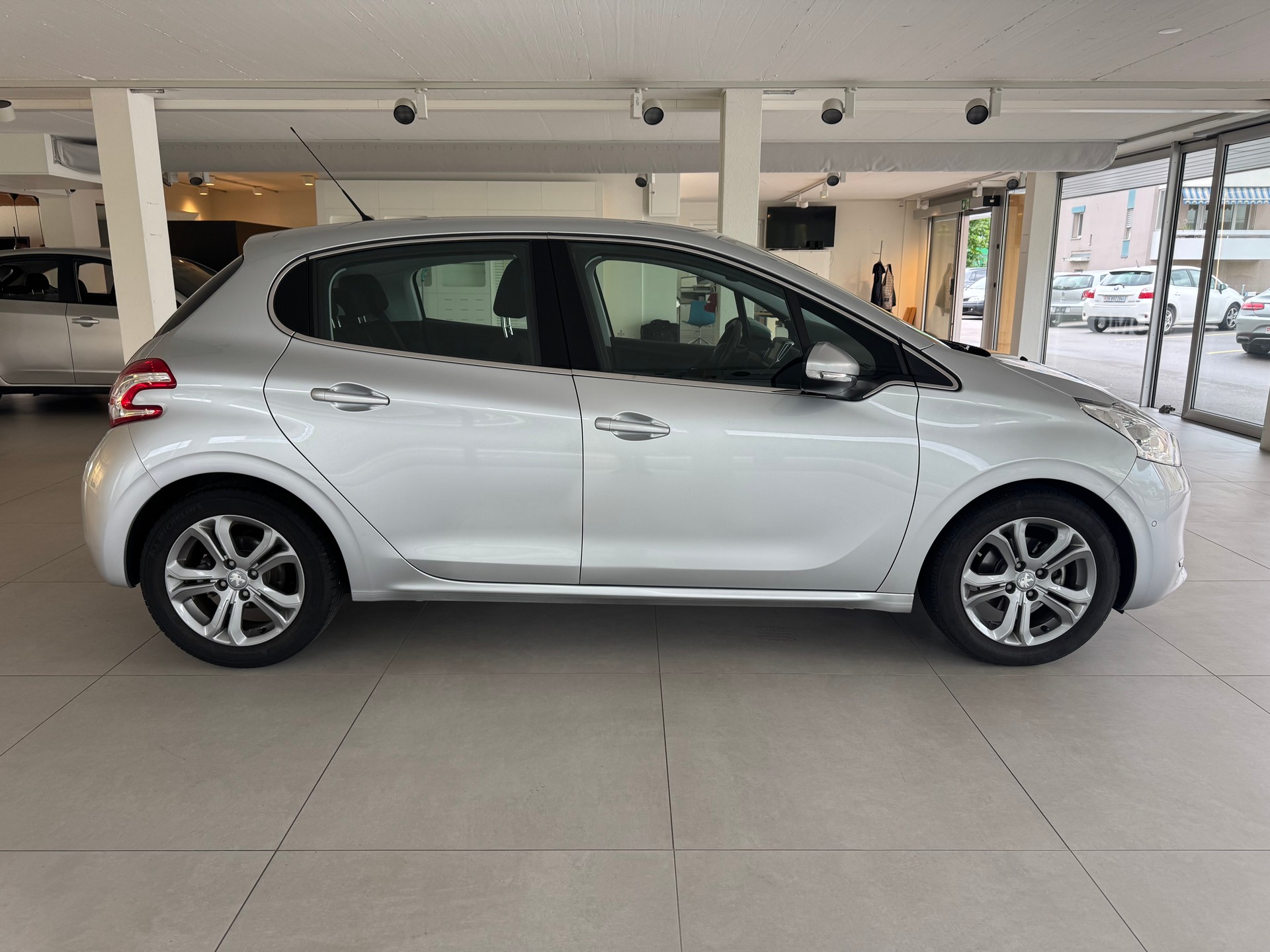 PEUGEOT 208 1.6 VTI Allure Automatik-image-3