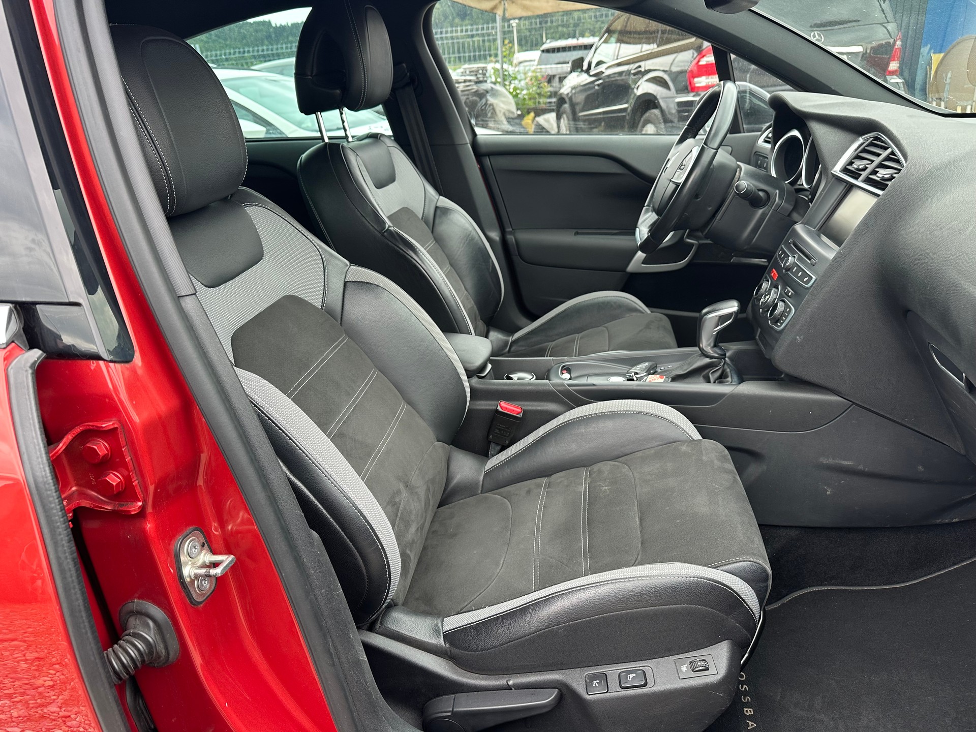 DS AUTOMOBILES DS 4 Crossback 2.0 BlueHDi Sport Chic Automatic-image-12