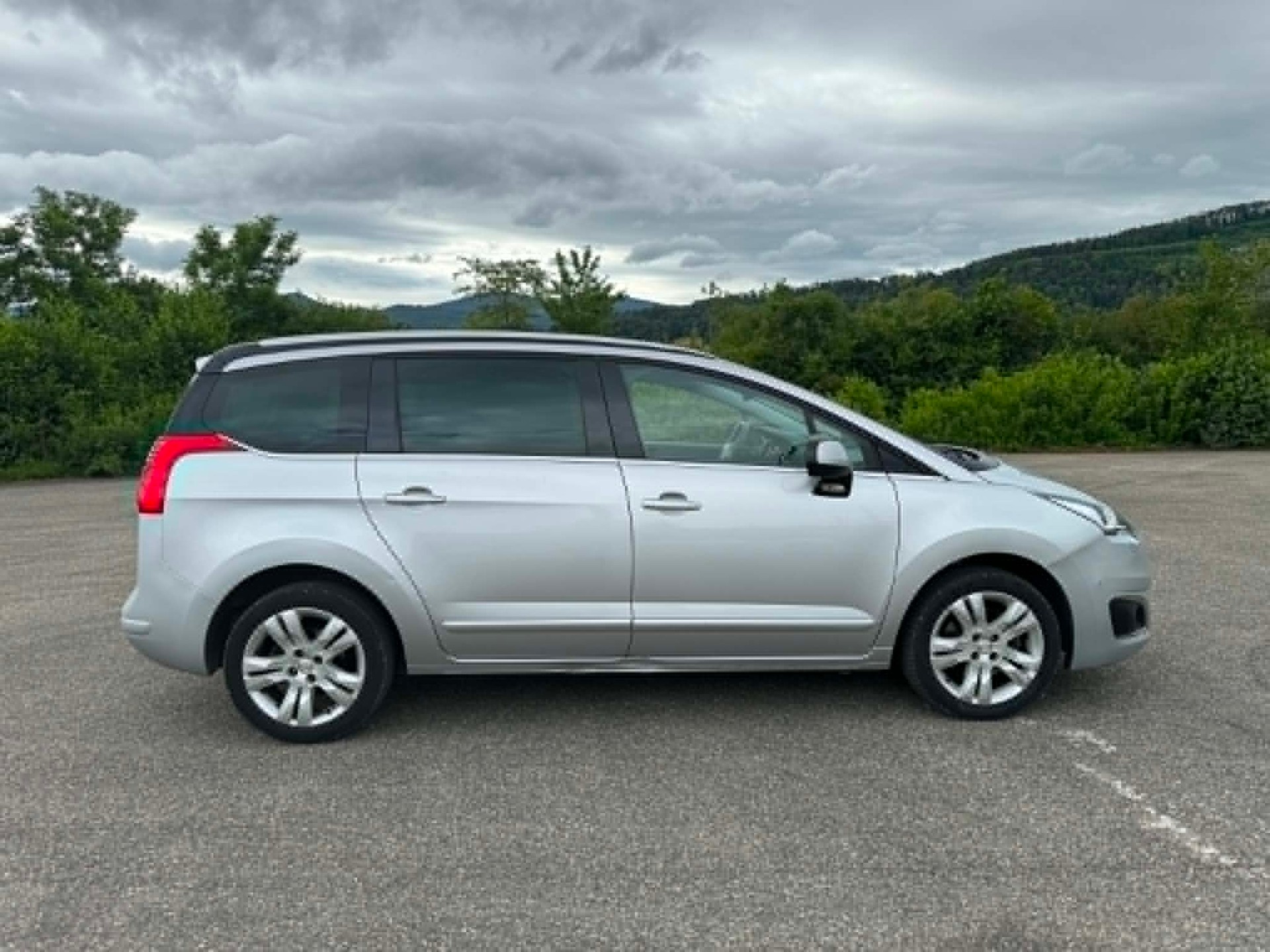 PEUGEOT 5008 1.6 THP Allure Tiptronic-image-5