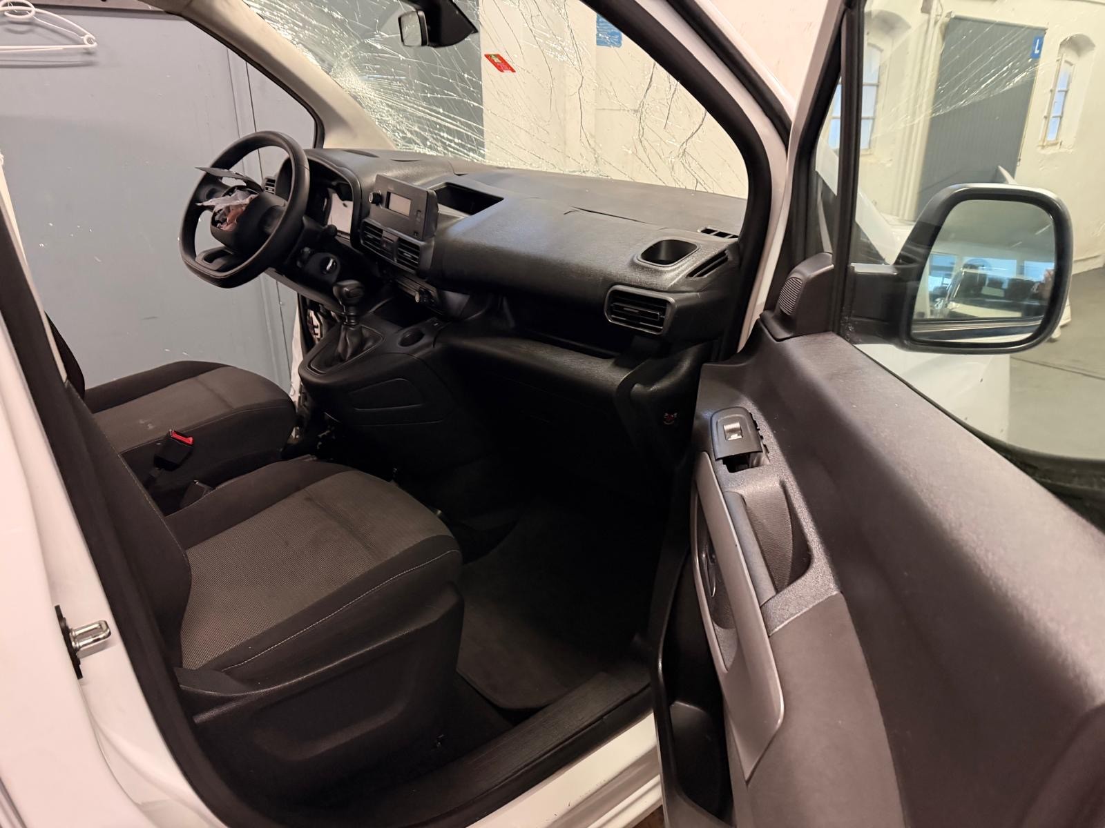 TOYOTA Proace City Verso 1.2 Shuttle Medium-image-14