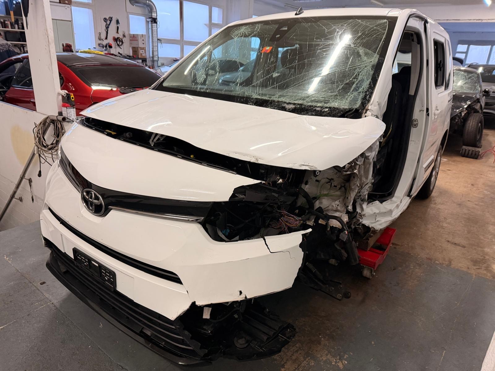 TOYOTA Proace City Verso 1.2 Shuttle Medium-image-3