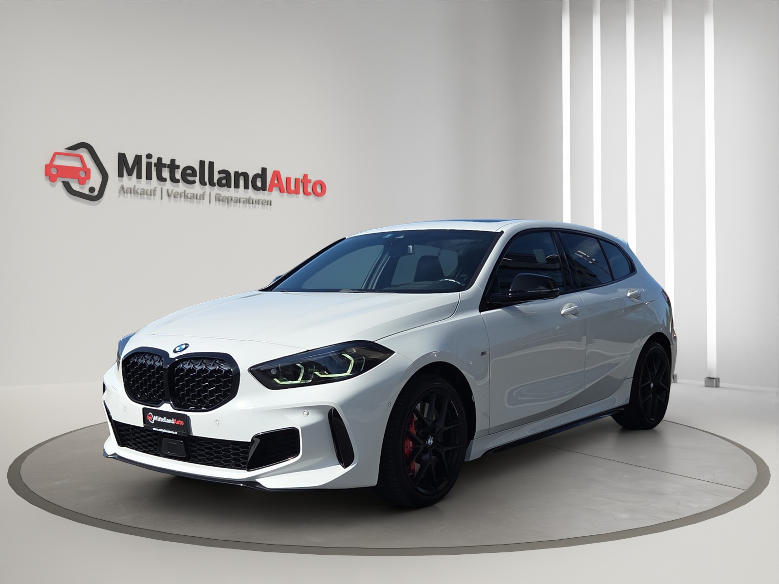 BMW M135i xDrive Steptronic-image-0