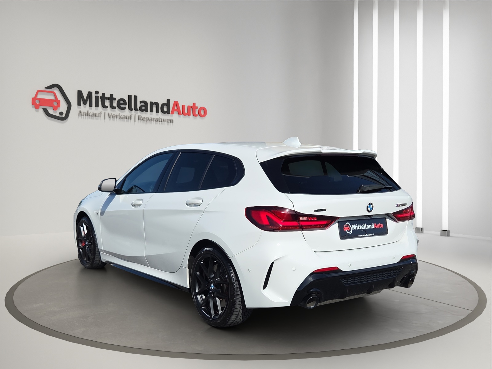 BMW M135i xDrive Steptronic-image-13
