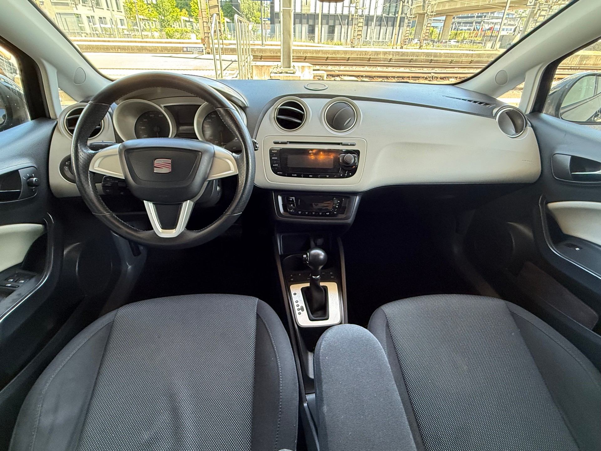 SEAT Ibiza 1.6 Style DSG-image-8