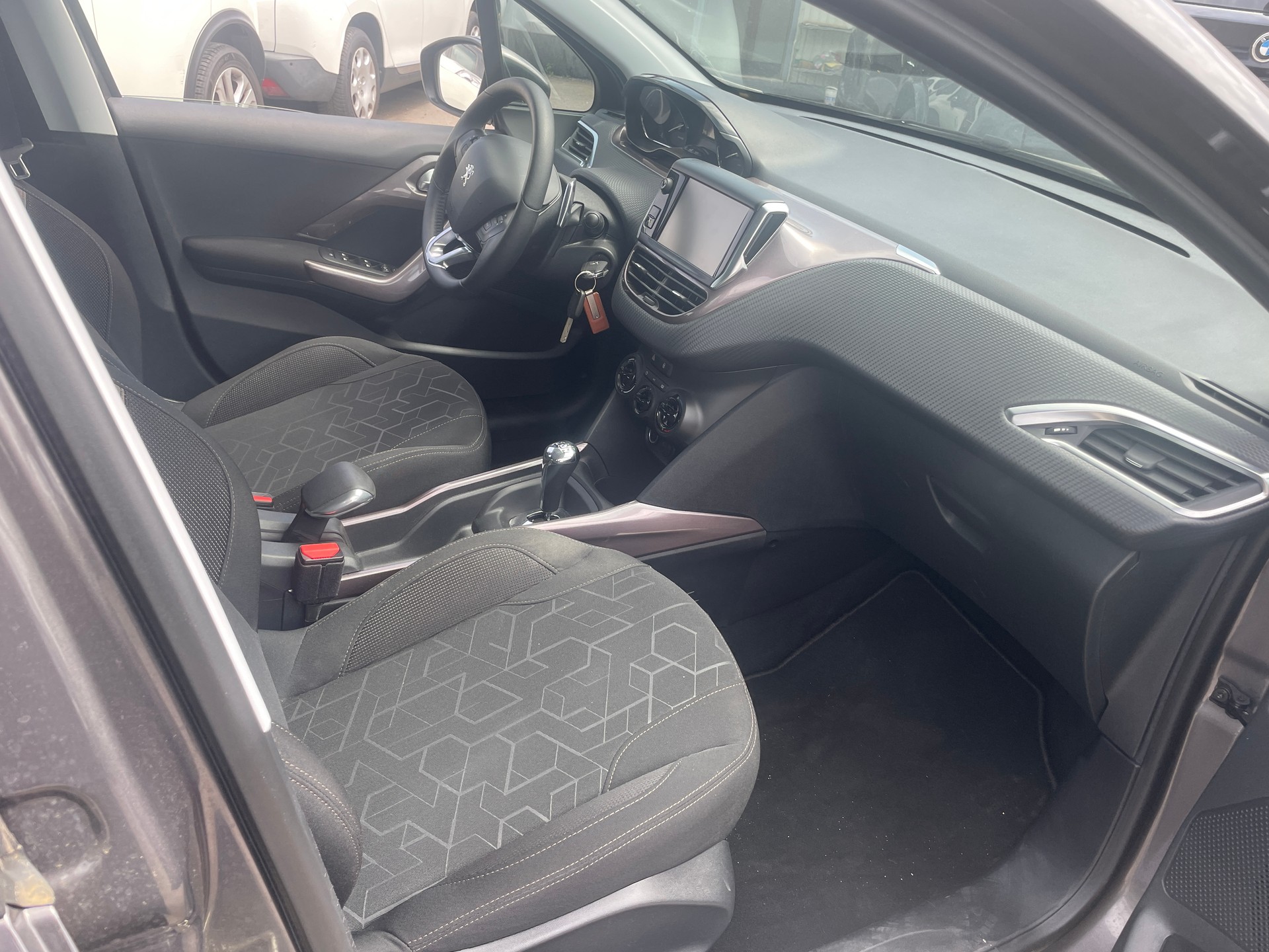 PEUGEOT 2008 1.6 e-HDi Style EGS6-image-10