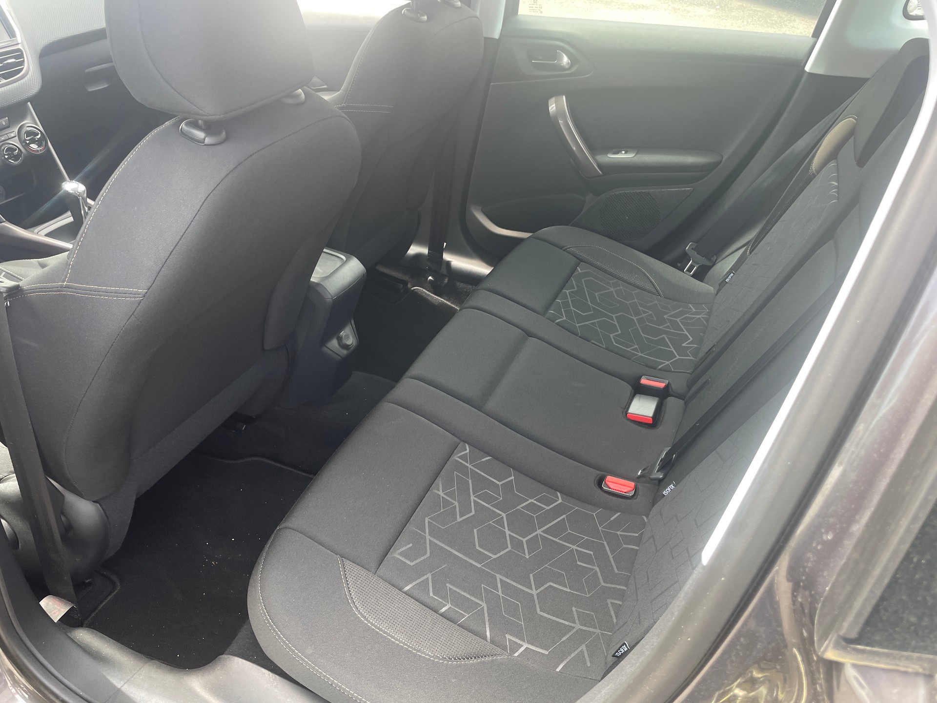 PEUGEOT 2008 1.6 e-HDi Style EGS6-image-7