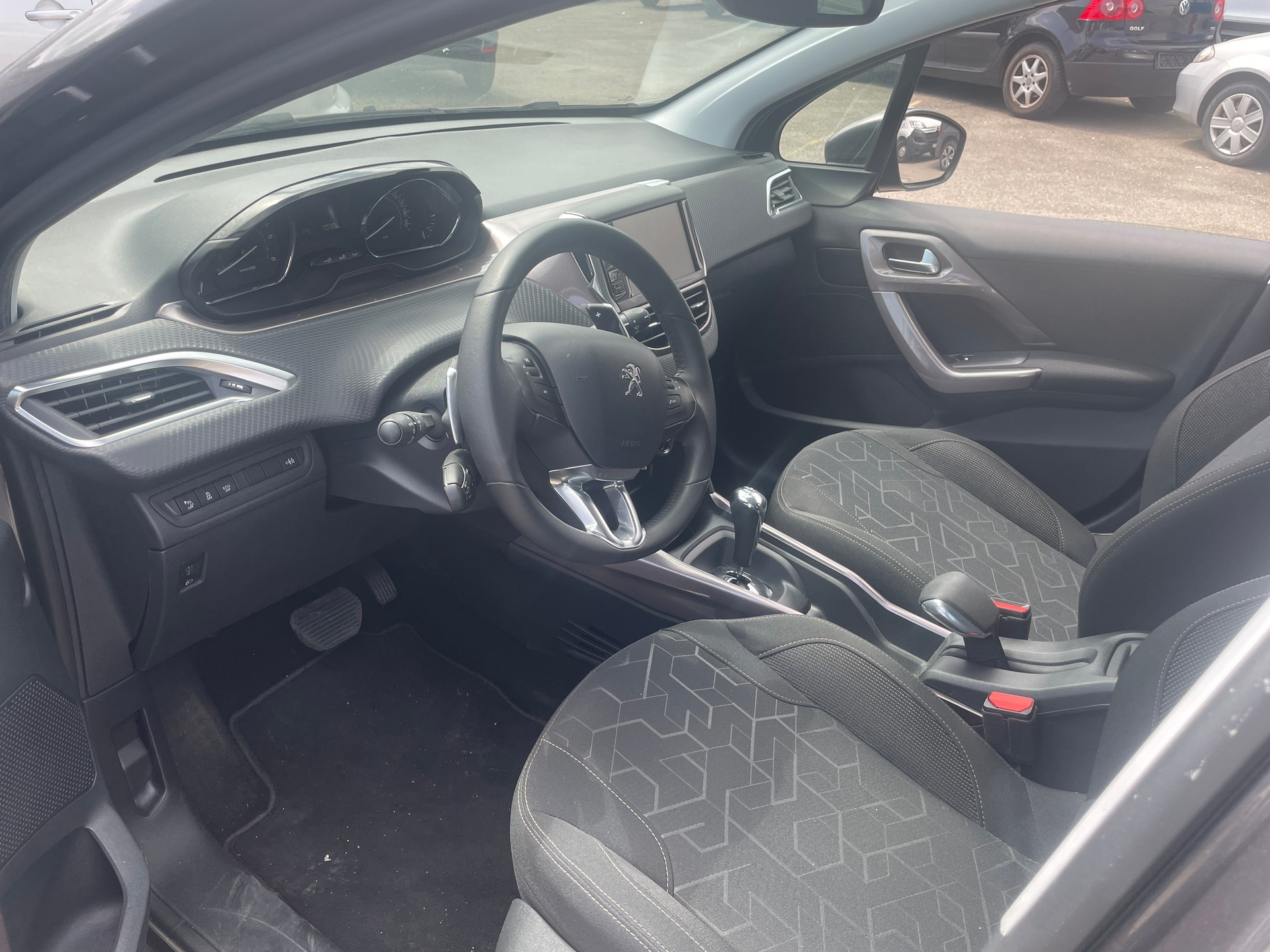 PEUGEOT 2008 1.6 e-HDi Style EGS6-image-6