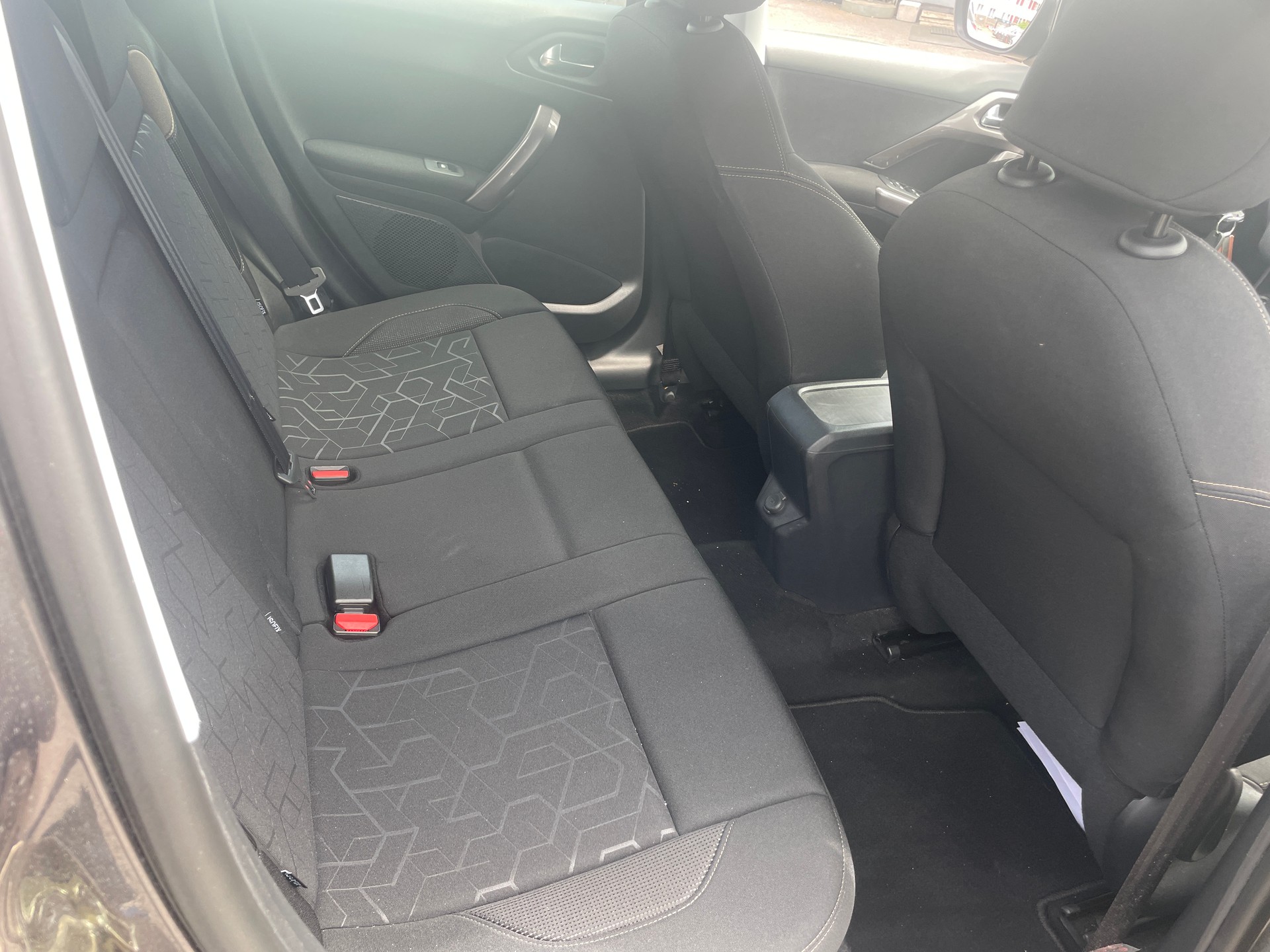 PEUGEOT 2008 1.6 e-HDi Style EGS6-image-11