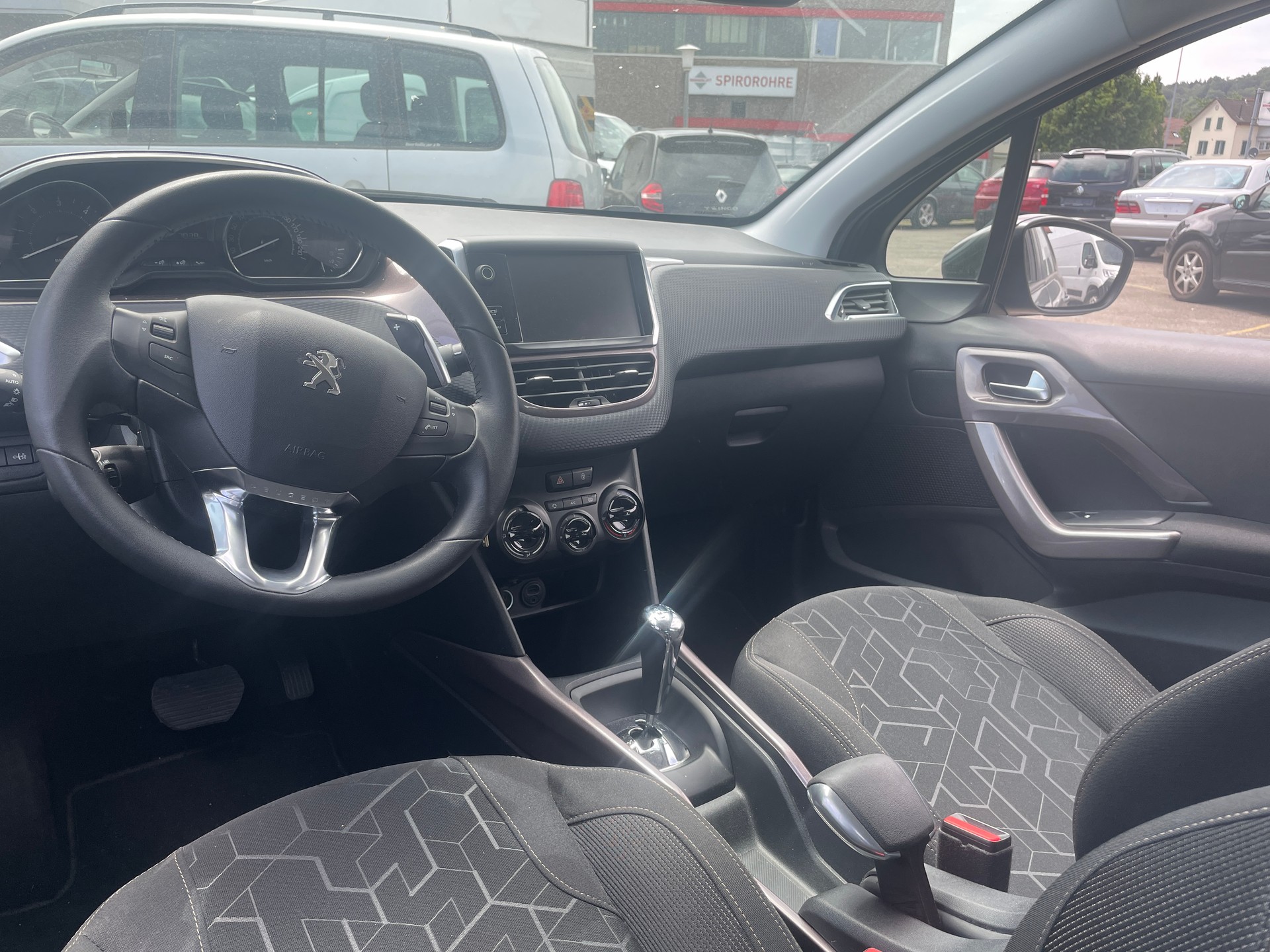 PEUGEOT 2008 1.6 e-HDi Style EGS6-image-8