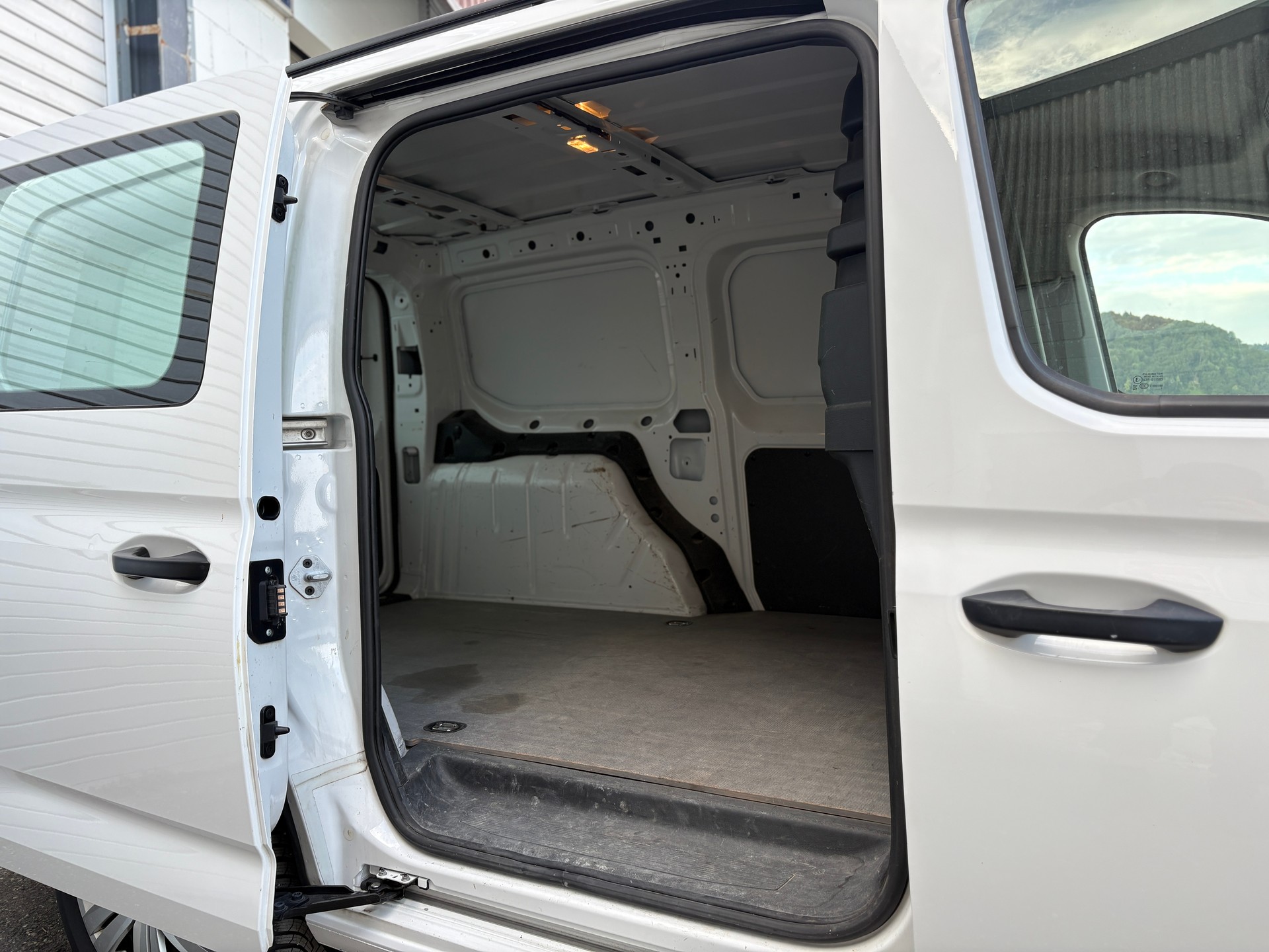 VW Caddy Cargo 2.0TDI Maxi-image-11