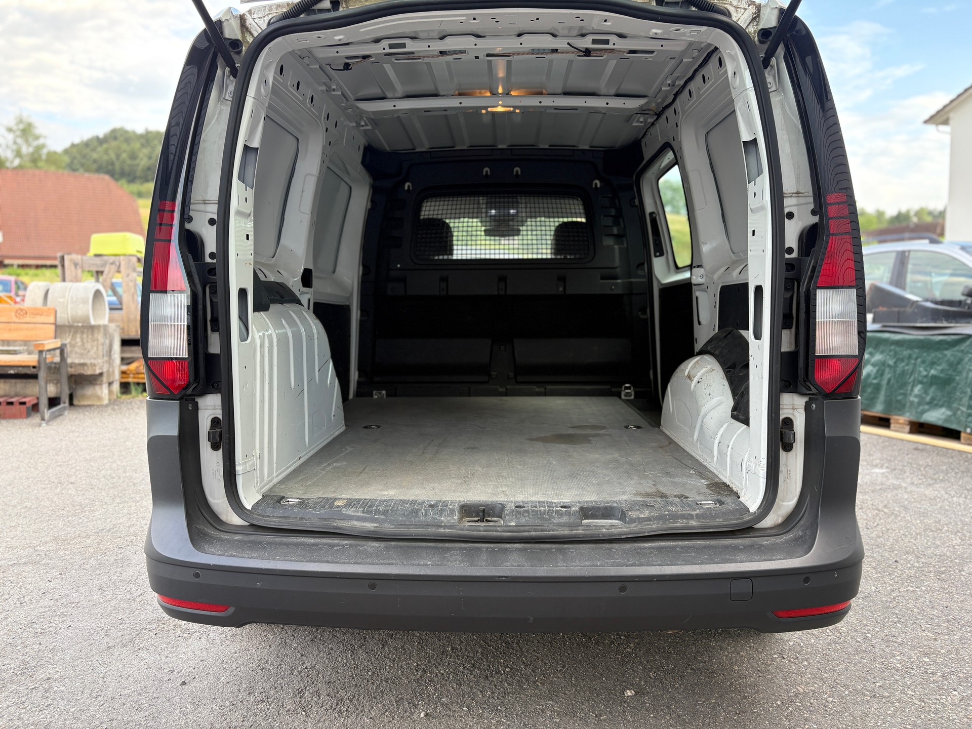 VW Caddy Cargo 2.0TDI Maxi-image-13