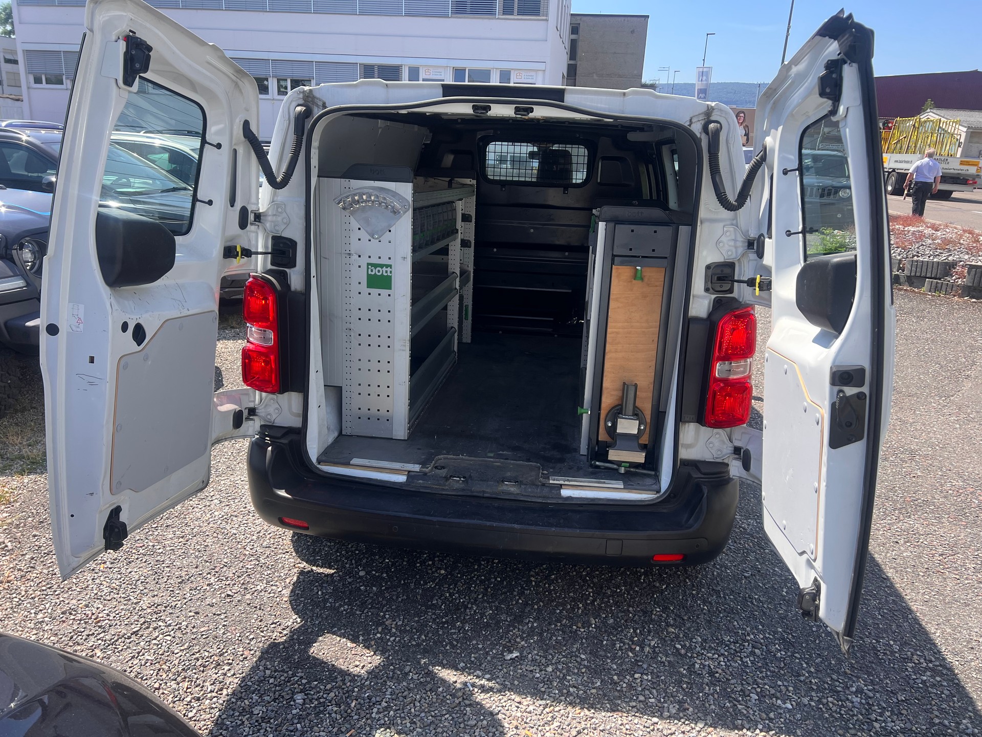 PEUGEOT Expert 1.5 BlueHDi 120 S&S Premium Standard-image-11