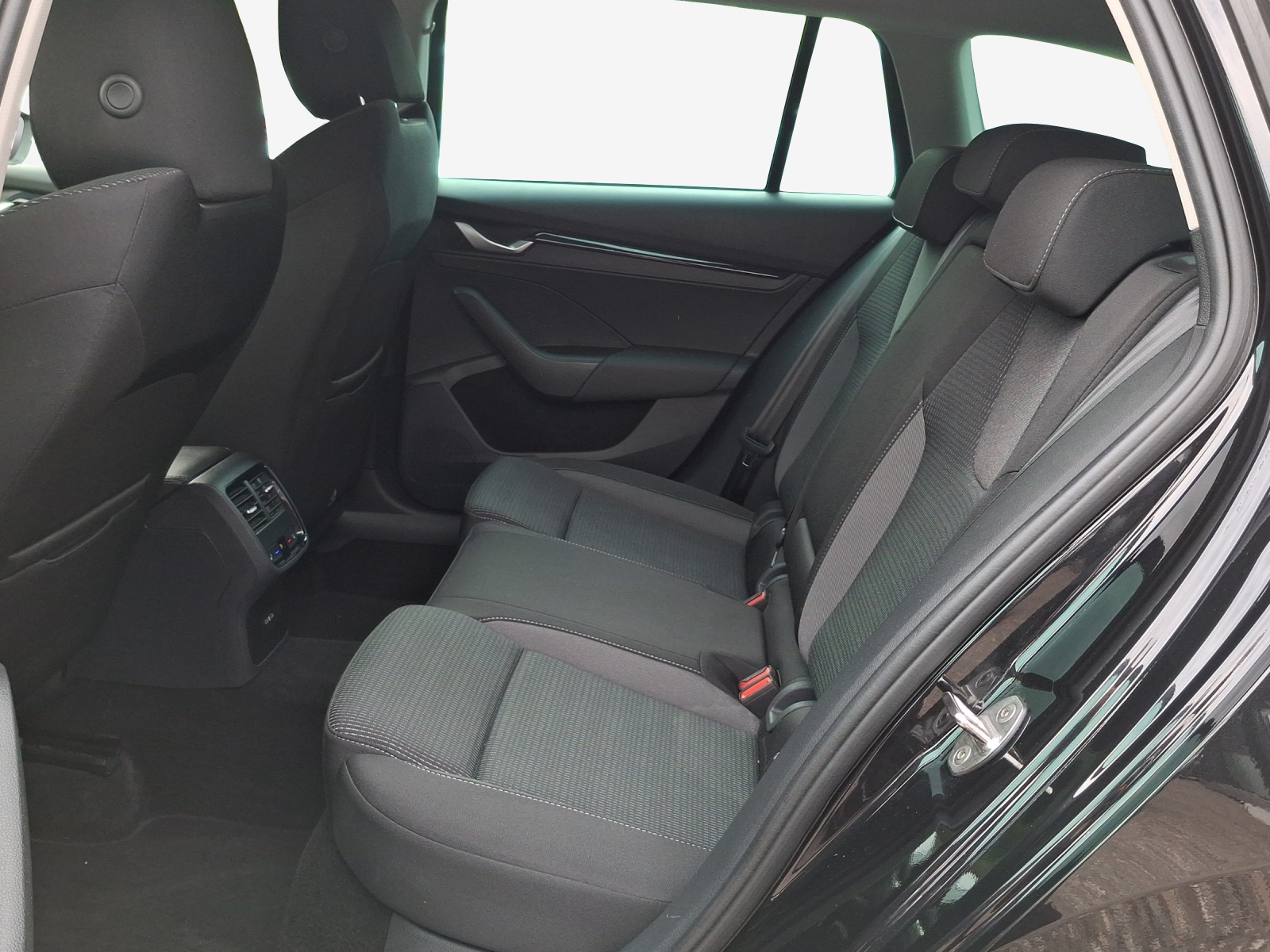 SKODA Octavia Combi 1.5 TSI mHEV DSG Dynamic-image-11