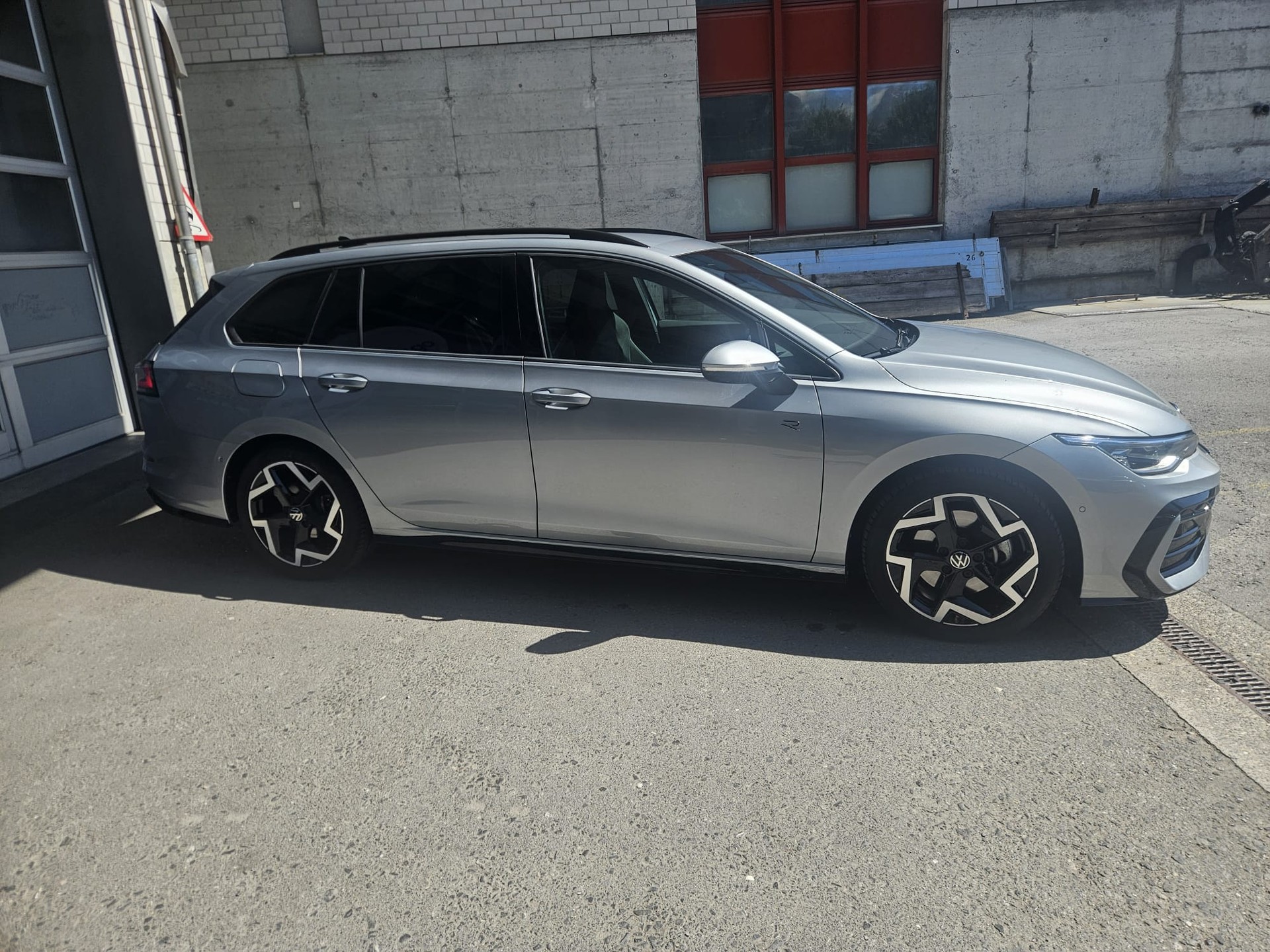 VW Golf Variant 2.0 TSI R-Line DSG 4 Motion-image-3