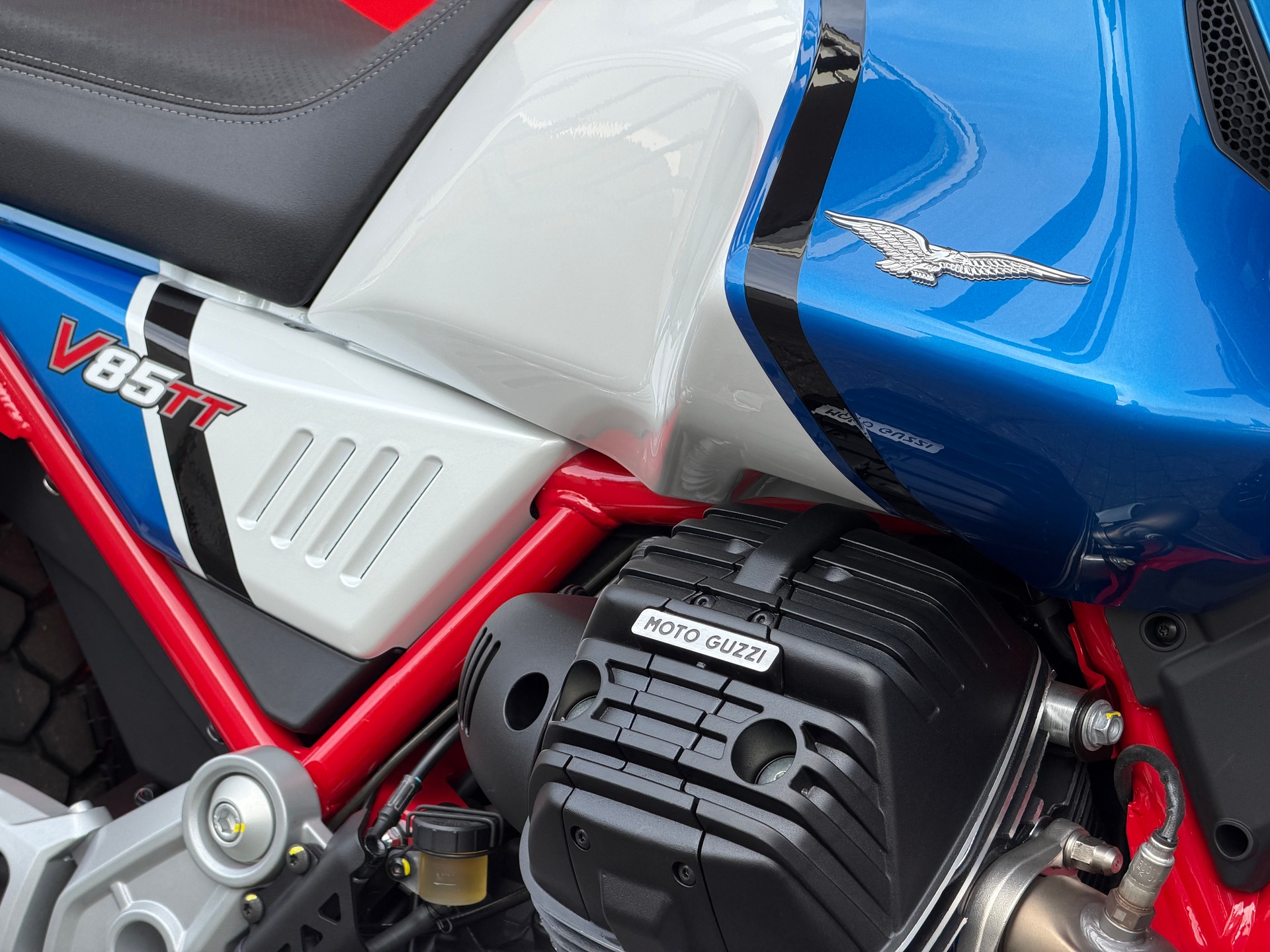 MOTO GUZZI V85 TT Premium Graphics 2-Tone-image-4