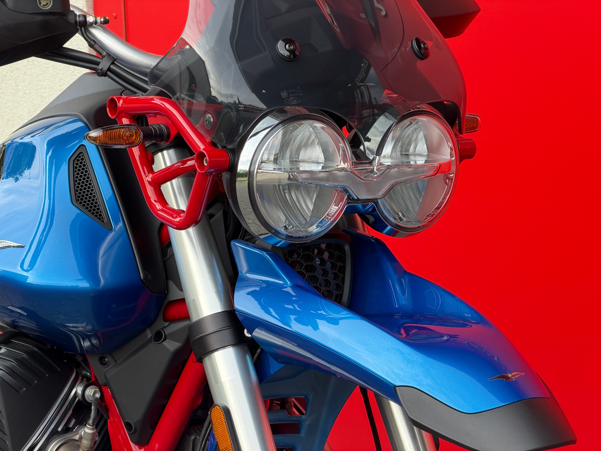 MOTO GUZZI V85 TT Premium Graphics 2-Tone-image-9