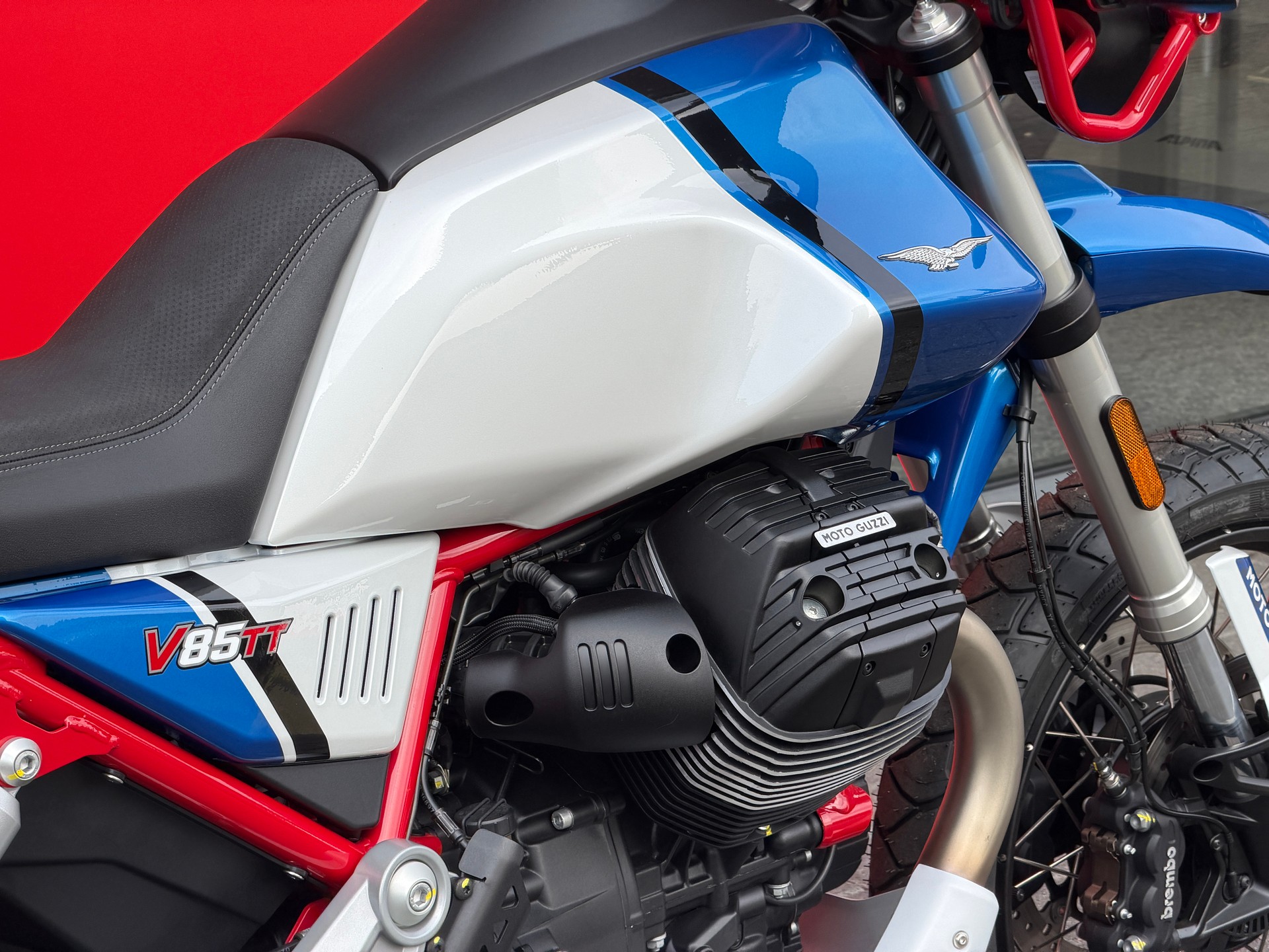 MOTO GUZZI V85 TT Premium Graphics 2-Tone-image-5