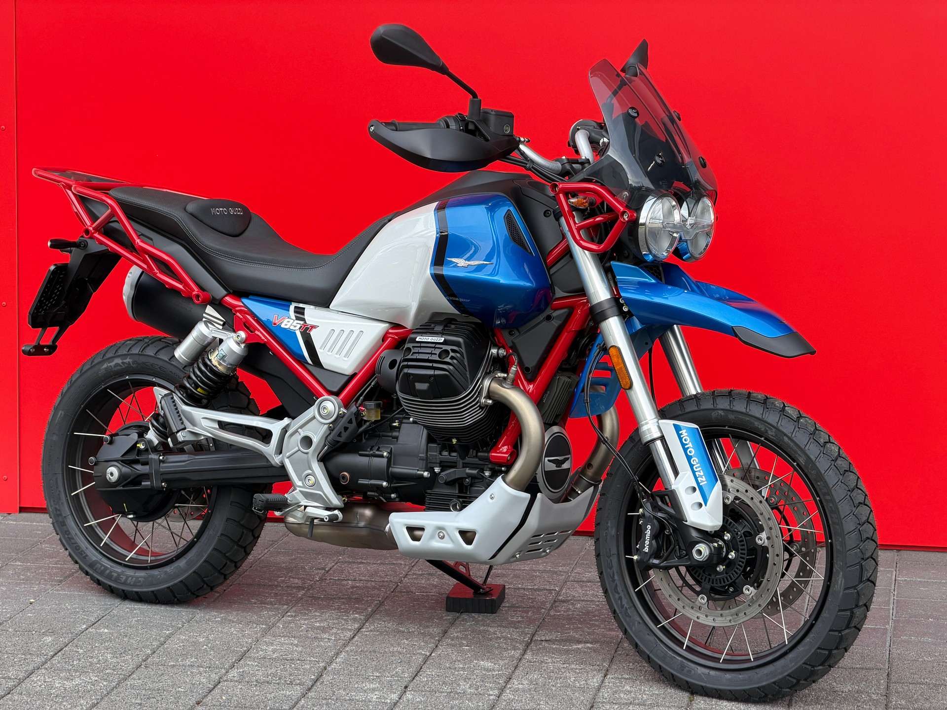 MOTO GUZZI V85 TT Premium Graphics 2-Tone-showroom-element-2
