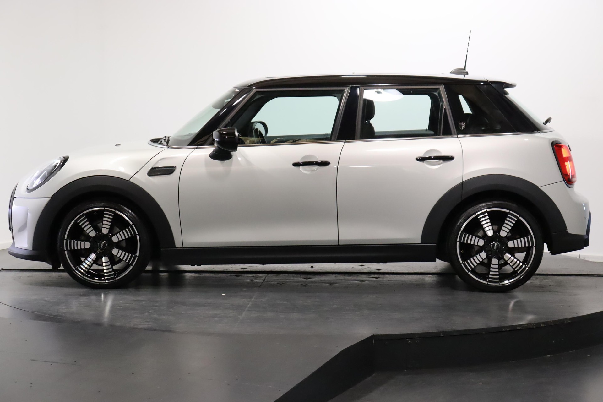 MINI F55 1.5i Cooper-showroom-element-1