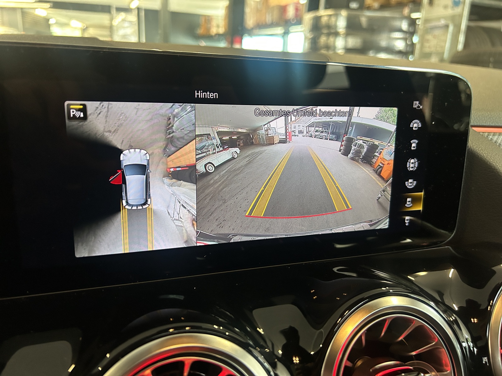 MERCEDES-BENZ GLA 200 AMG Line 7G-DCT-image-12