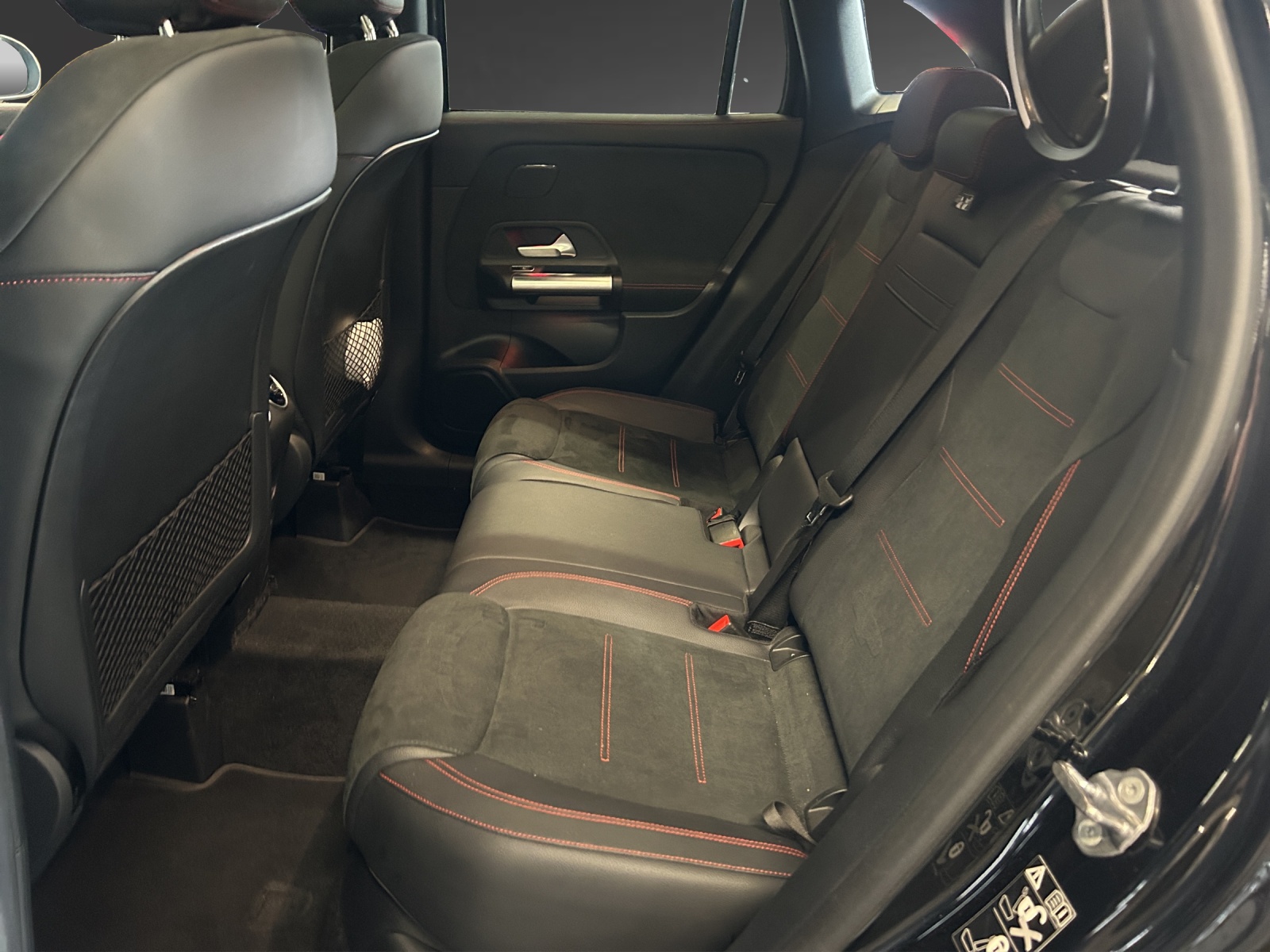 MERCEDES-BENZ GLA 200 AMG Line 7G-DCT-image-6