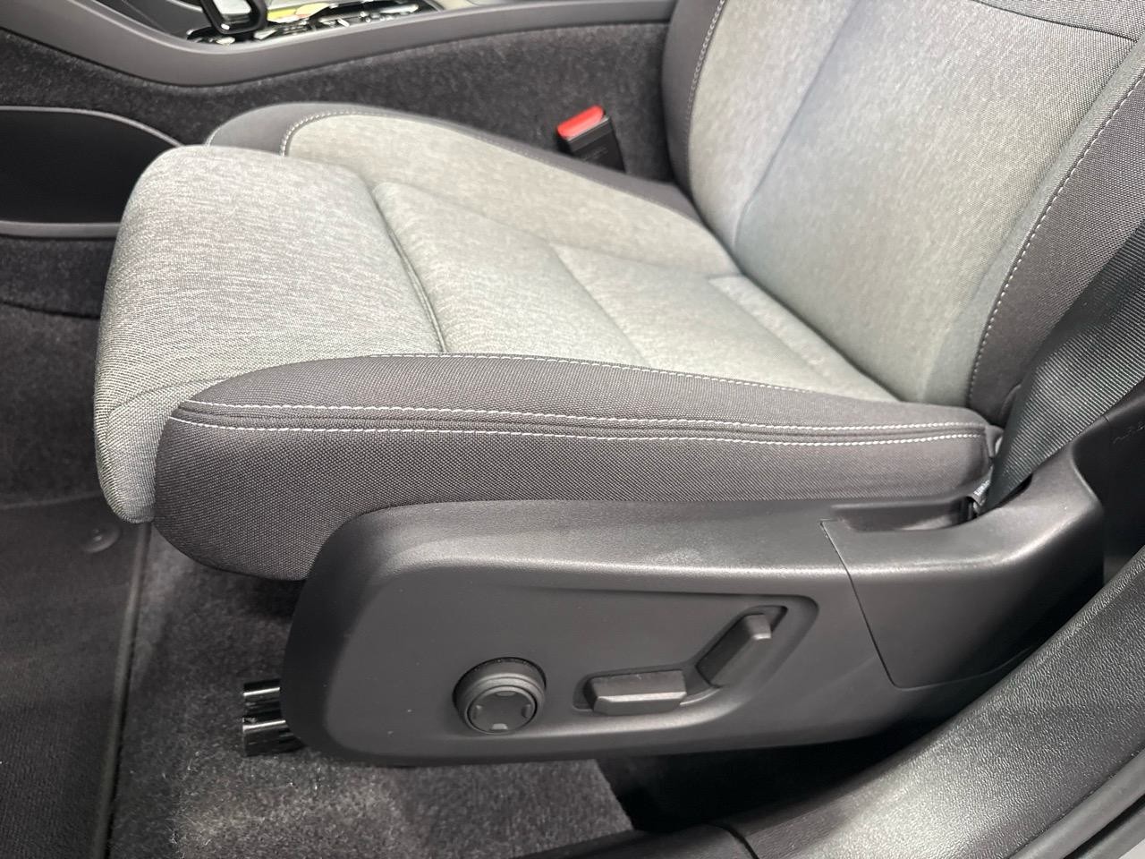 VOLVO XC40 B3 Benzin Mild Hybrid Plus Dark DCT-image-4