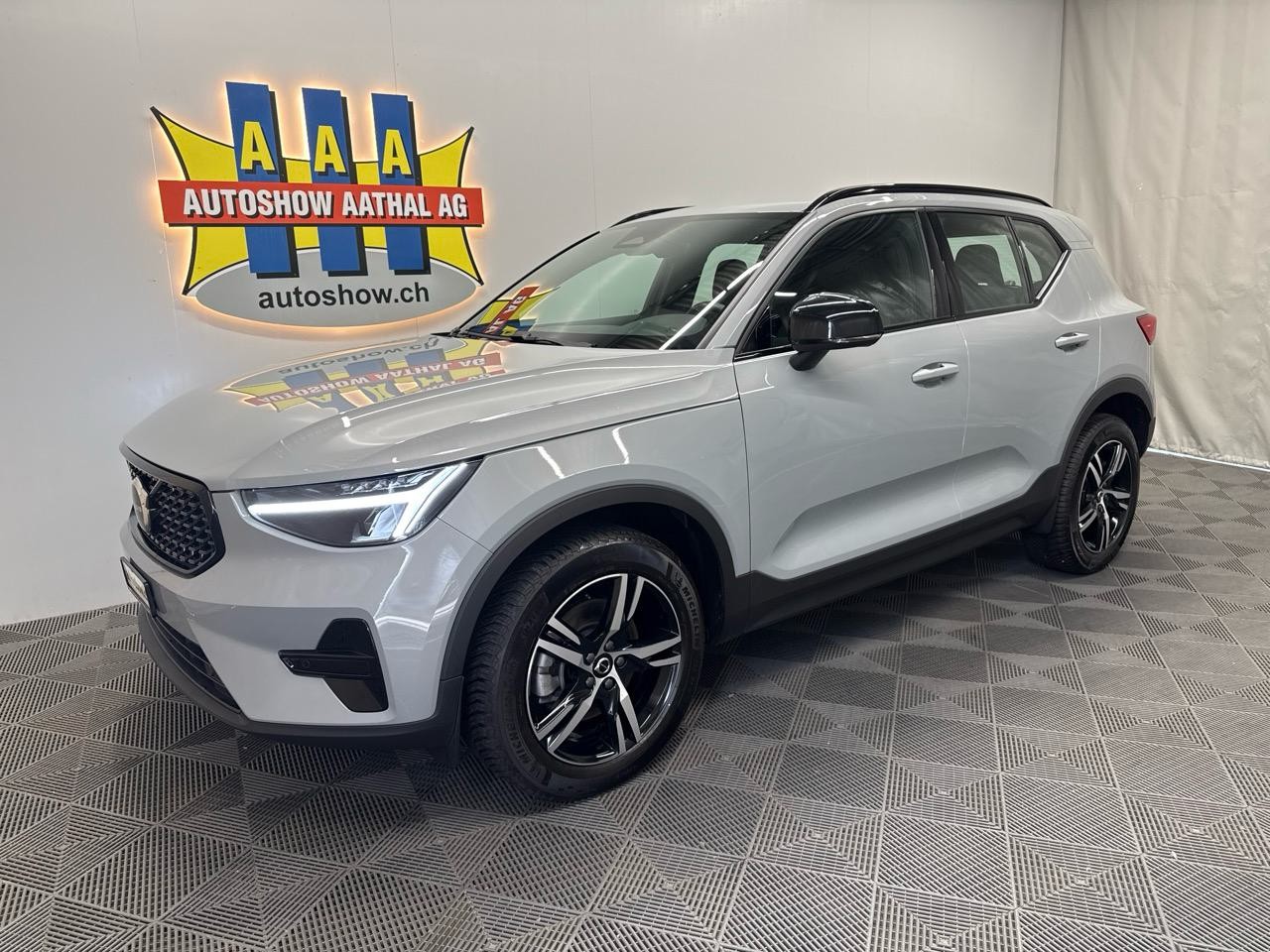 VOLVO XC40 B3 Benzin Mild Hybrid Plus Dark DCT-image-0