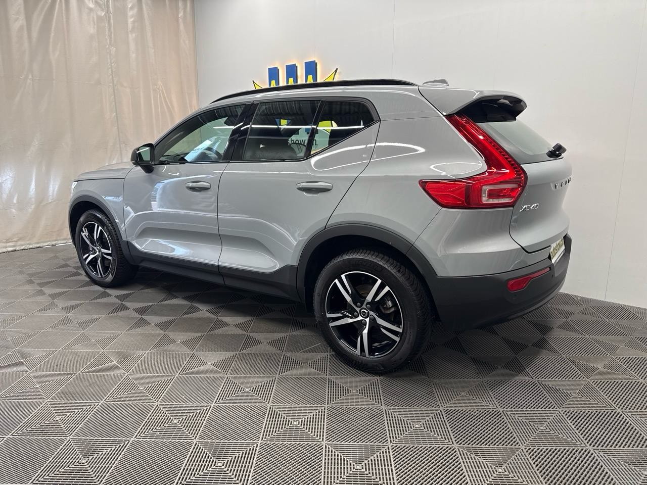 VOLVO XC40 B3 Benzin Mild Hybrid Plus Dark DCT-image-1