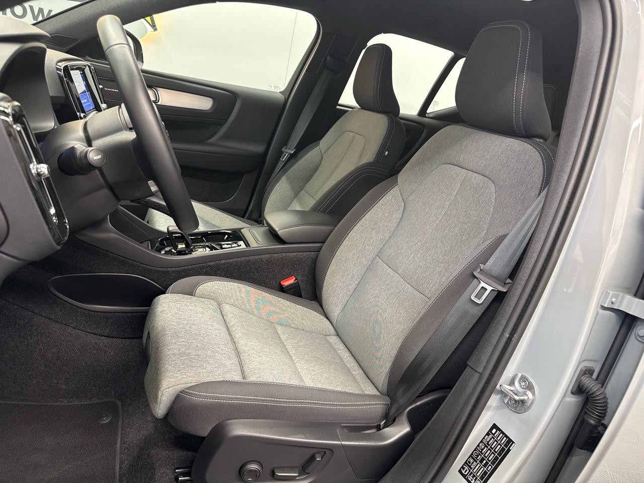 VOLVO XC40 B3 Benzin Mild Hybrid Plus Dark DCT-image-3